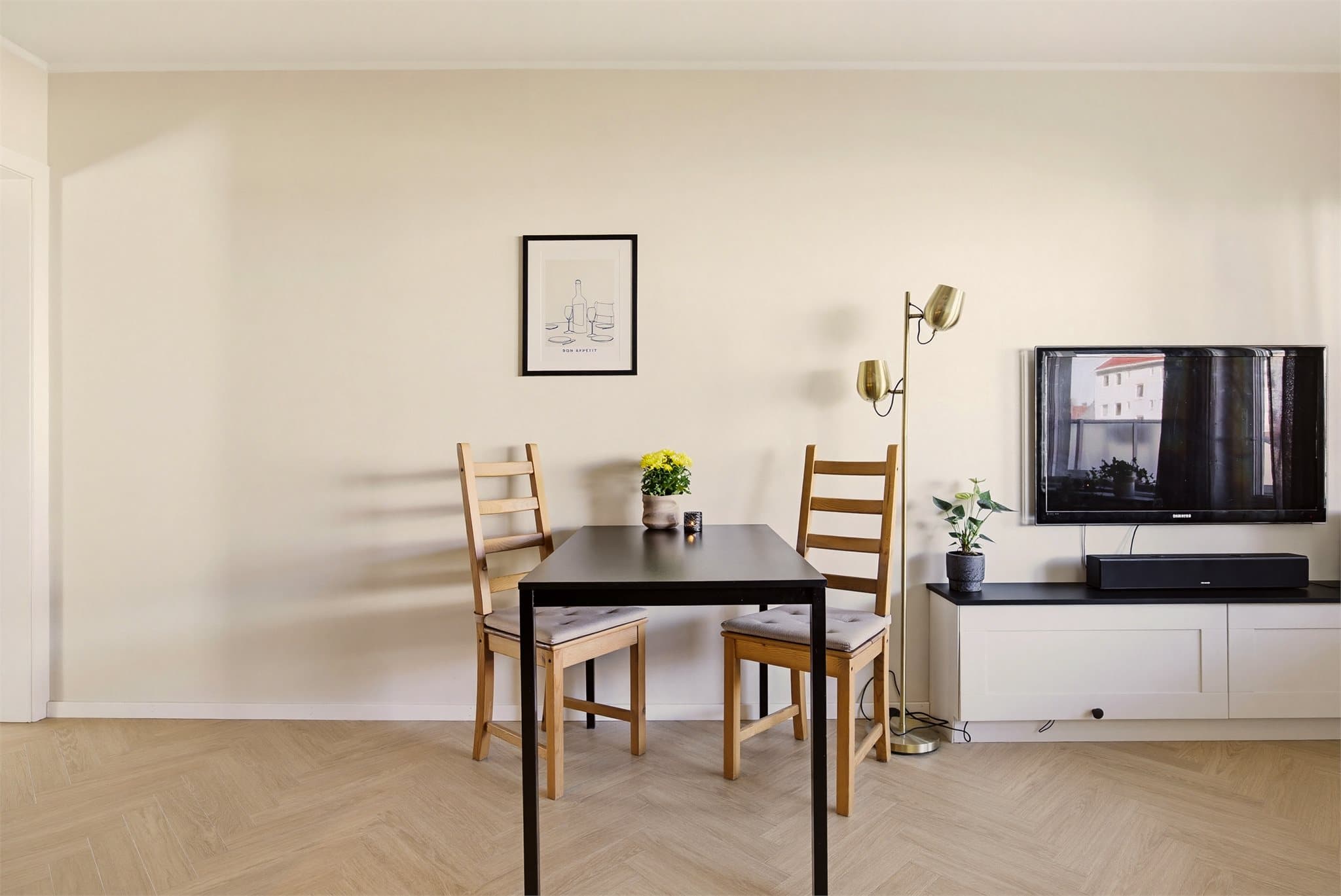 Her er det plass til et minde eller større spisebord i tilknyttning til kjøkkensonen.