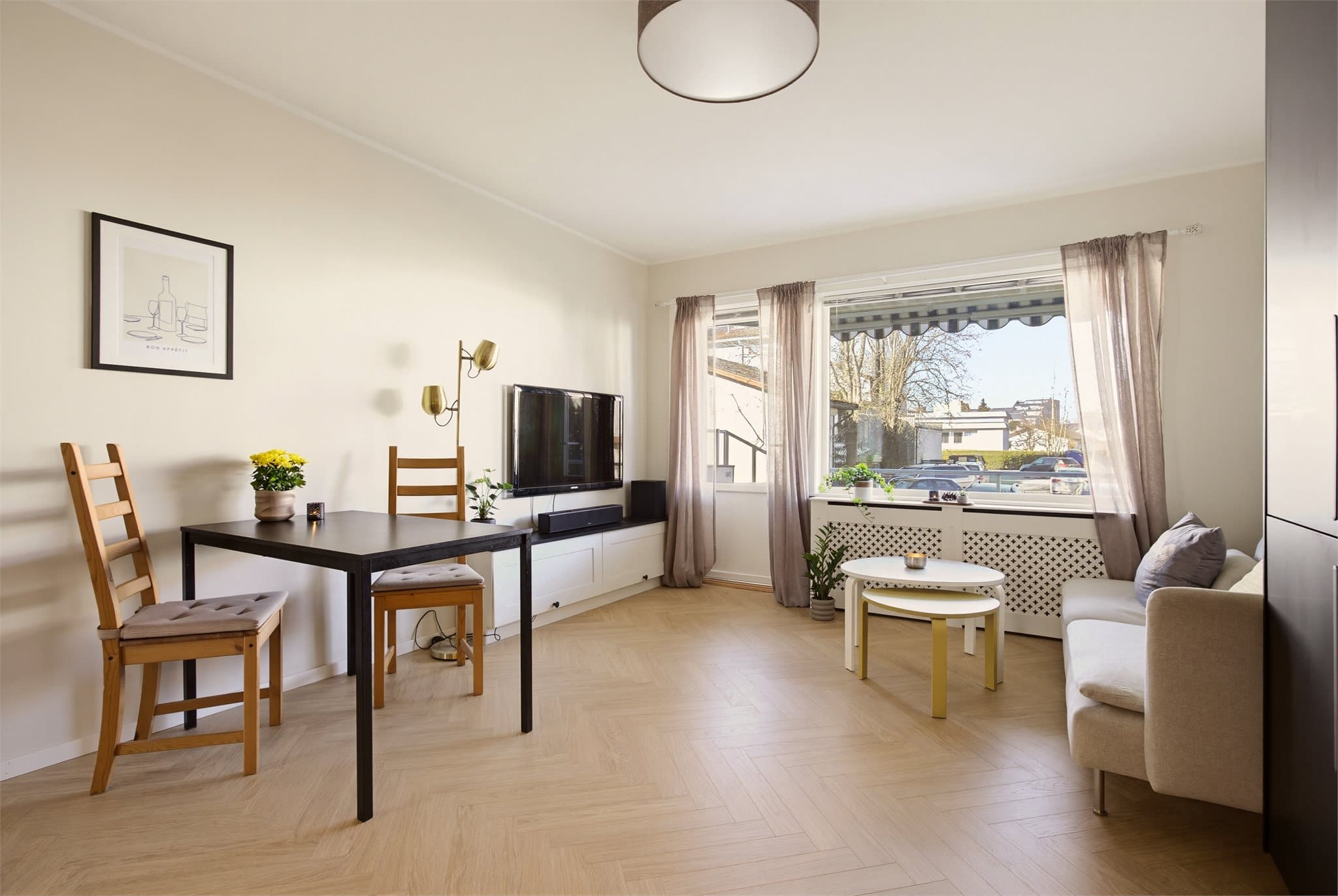 Den praktiske, firkantede løsningen gjør rommet enkelt å møblere med både sofagruppe og spisebord.