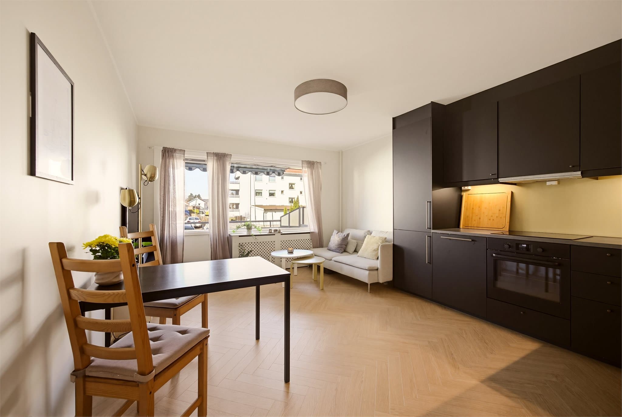 Endeveggen byr på store vindusflater som gir rikelig med naturlig lys og utsyn til hyggelig grøntareal.