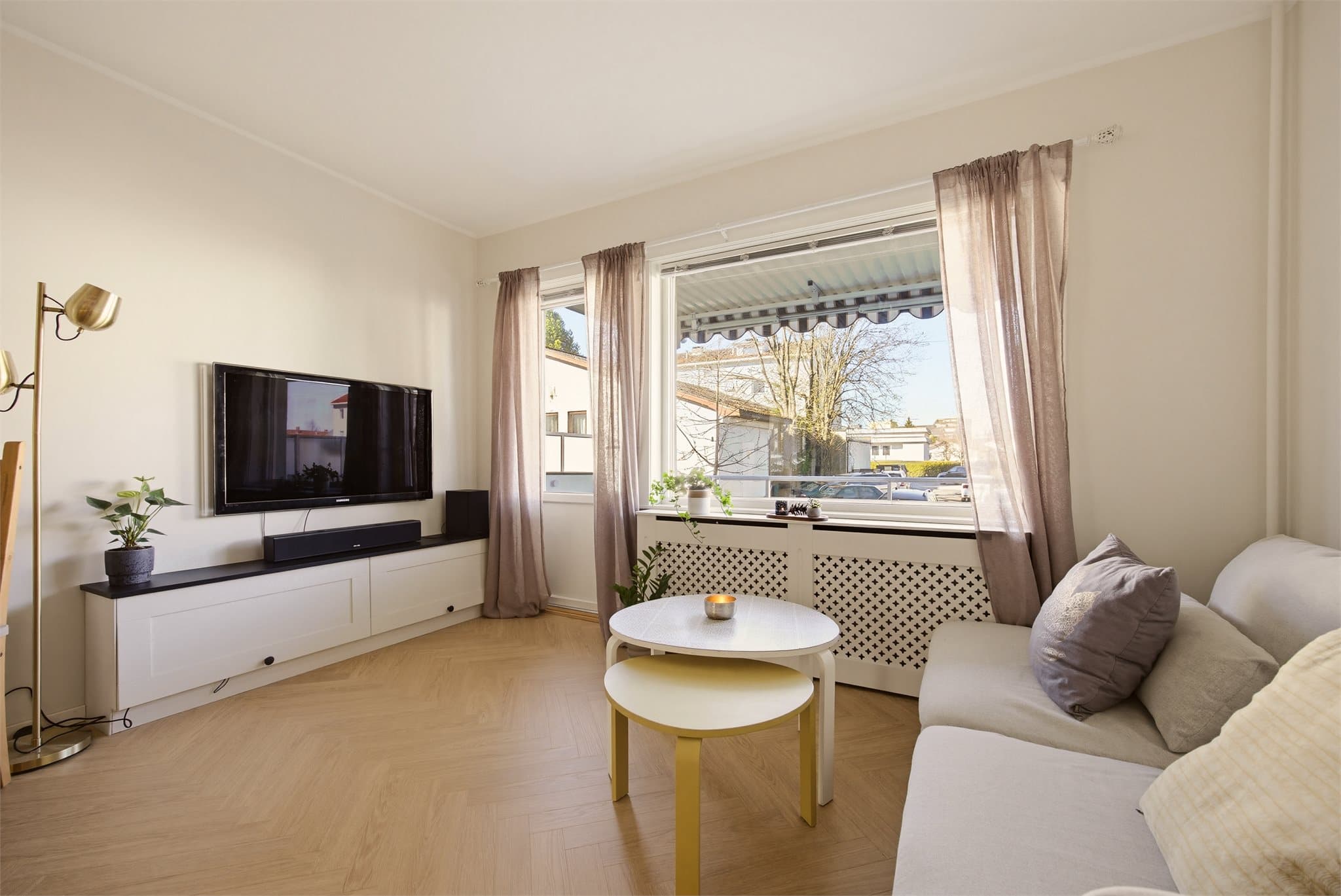 Fra stuen er det adkomst til en solrik balkong på ca. 8 kvm i rolige og private omgivelser.