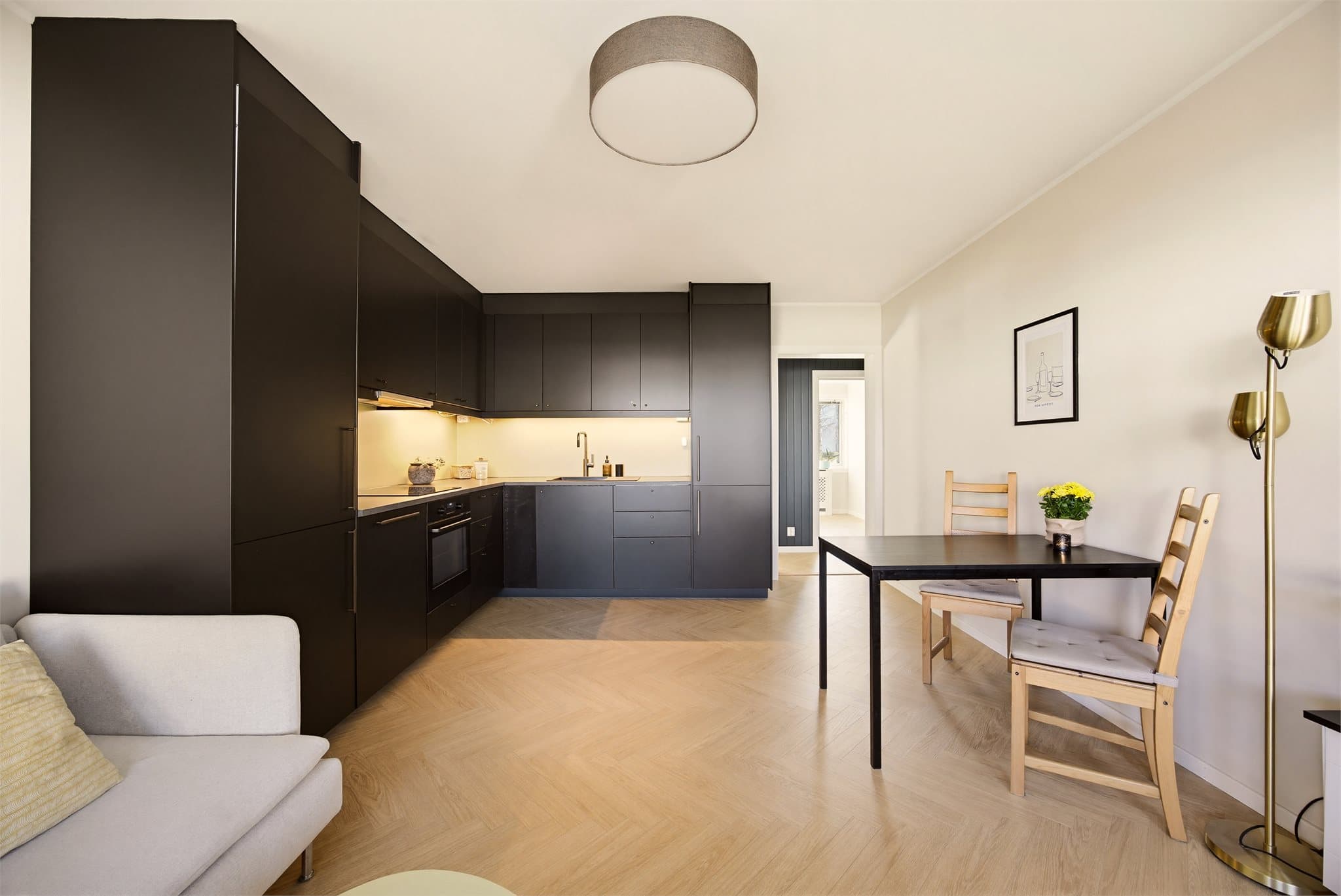 Kjøkkenet ligger i åpen løsning til stuen og har en svart matt lekker utførsel.