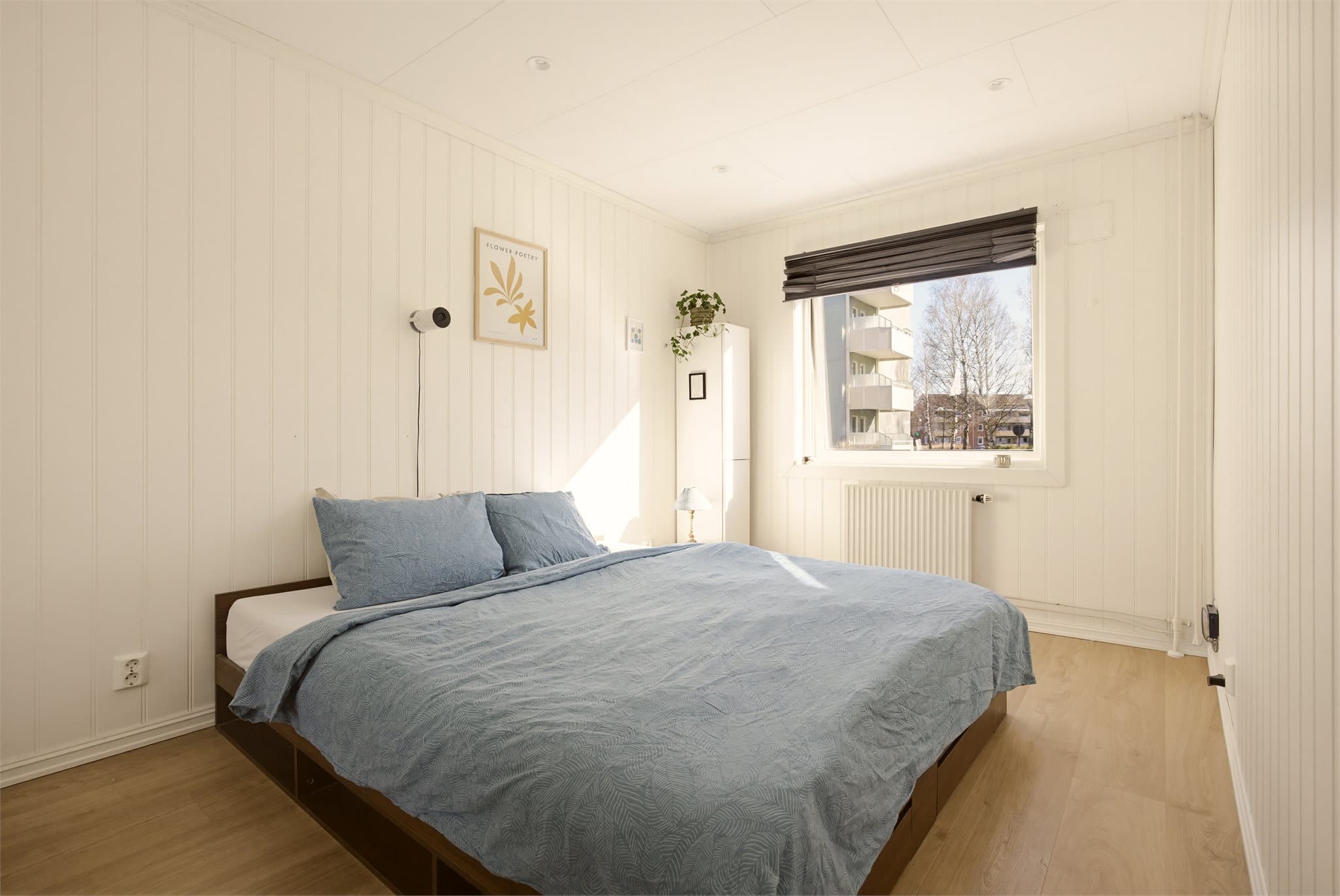 Leiligheten har to romslige soverom.