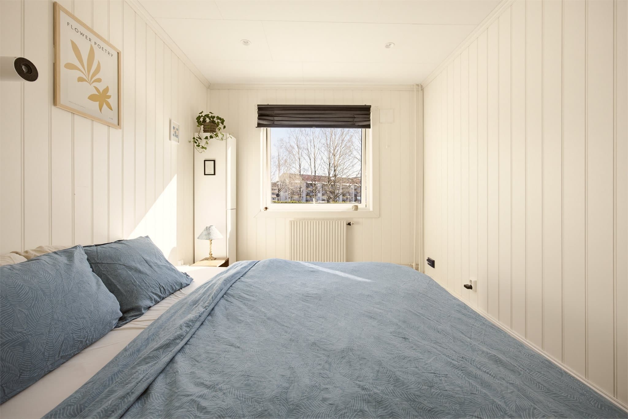 Hovedsoverommet er romslig, med garderobeskap og plass til dobbeltseng, samt samme stilrene uttrykk som resten av boligen.