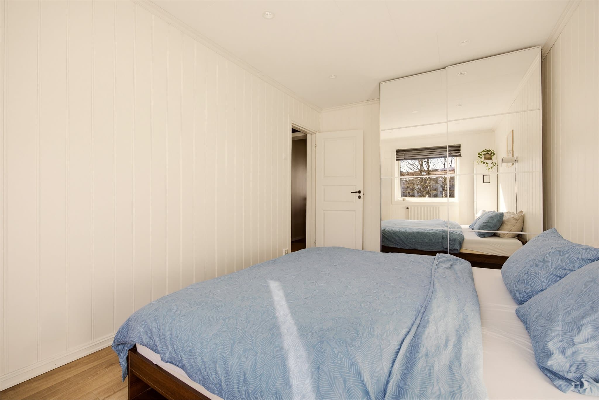 Rommet byr på skyvedørsgarderobe med speilfronter.