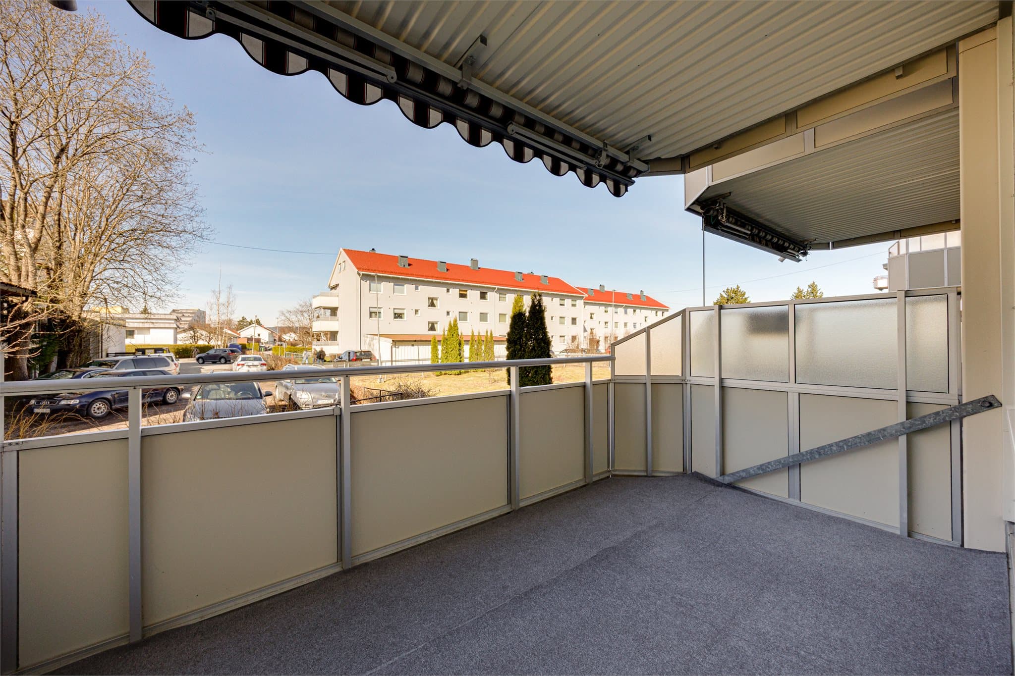 Med adkomst fra stuen er det tilgang på en flott solrik balkong på 8 kvm - vendt mot hyggelig bakgård.