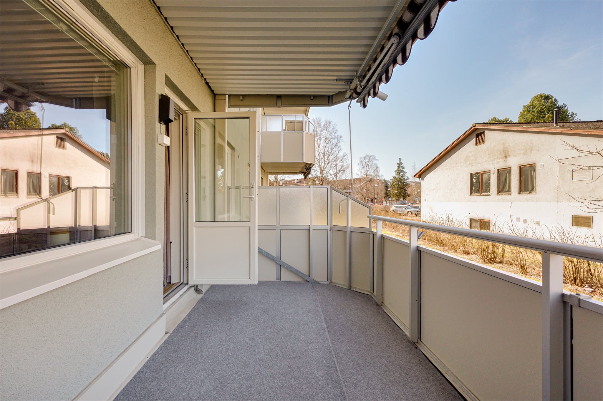 Balkongen er romslig og gir god plass til diverse utemøblement og grill.