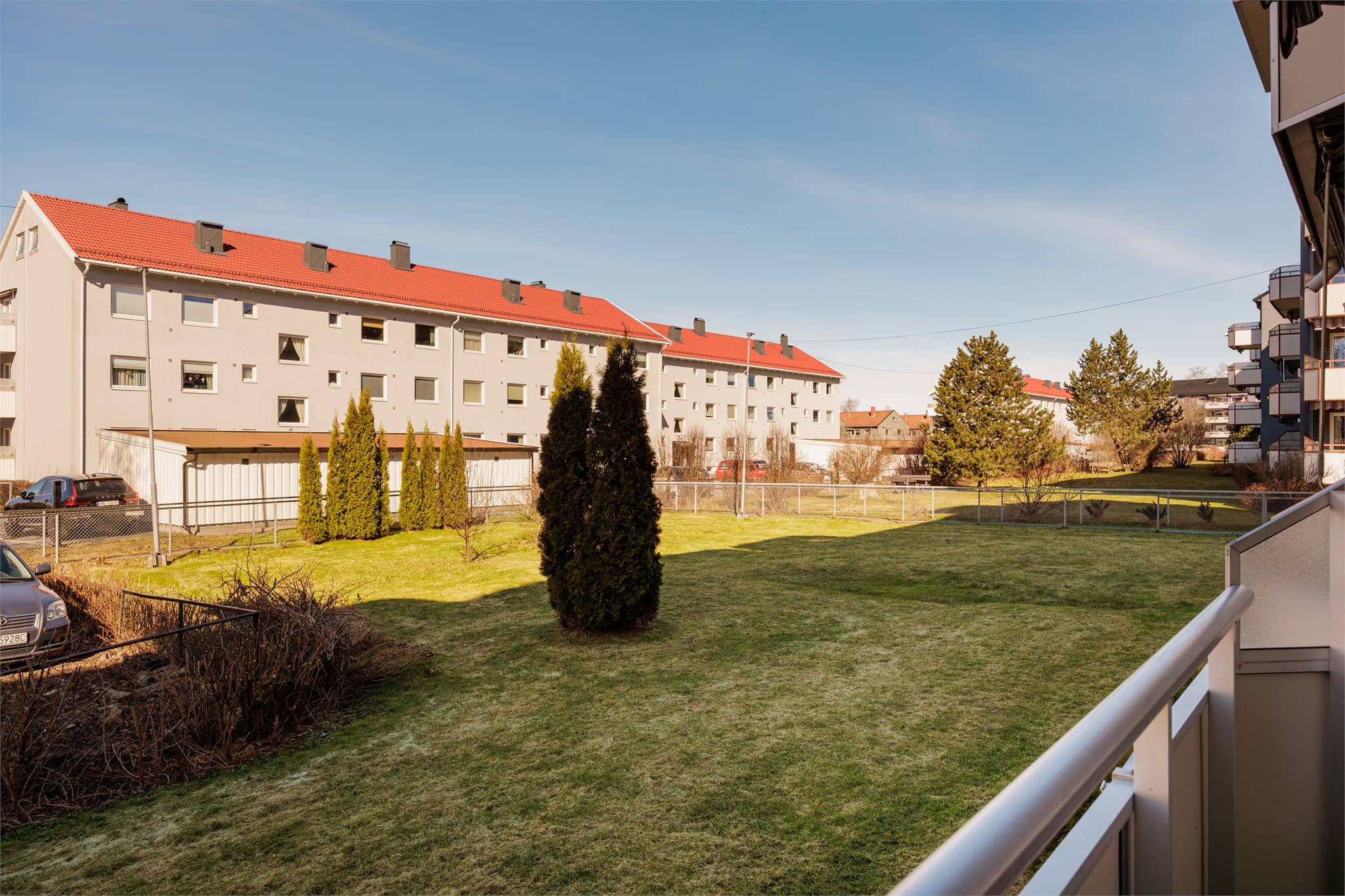 Beliggenheten er sentral og etterspurt, med kort gangavstand til Lillestrøm sentrum, kollektivtransport, skoler og flotte turområder.