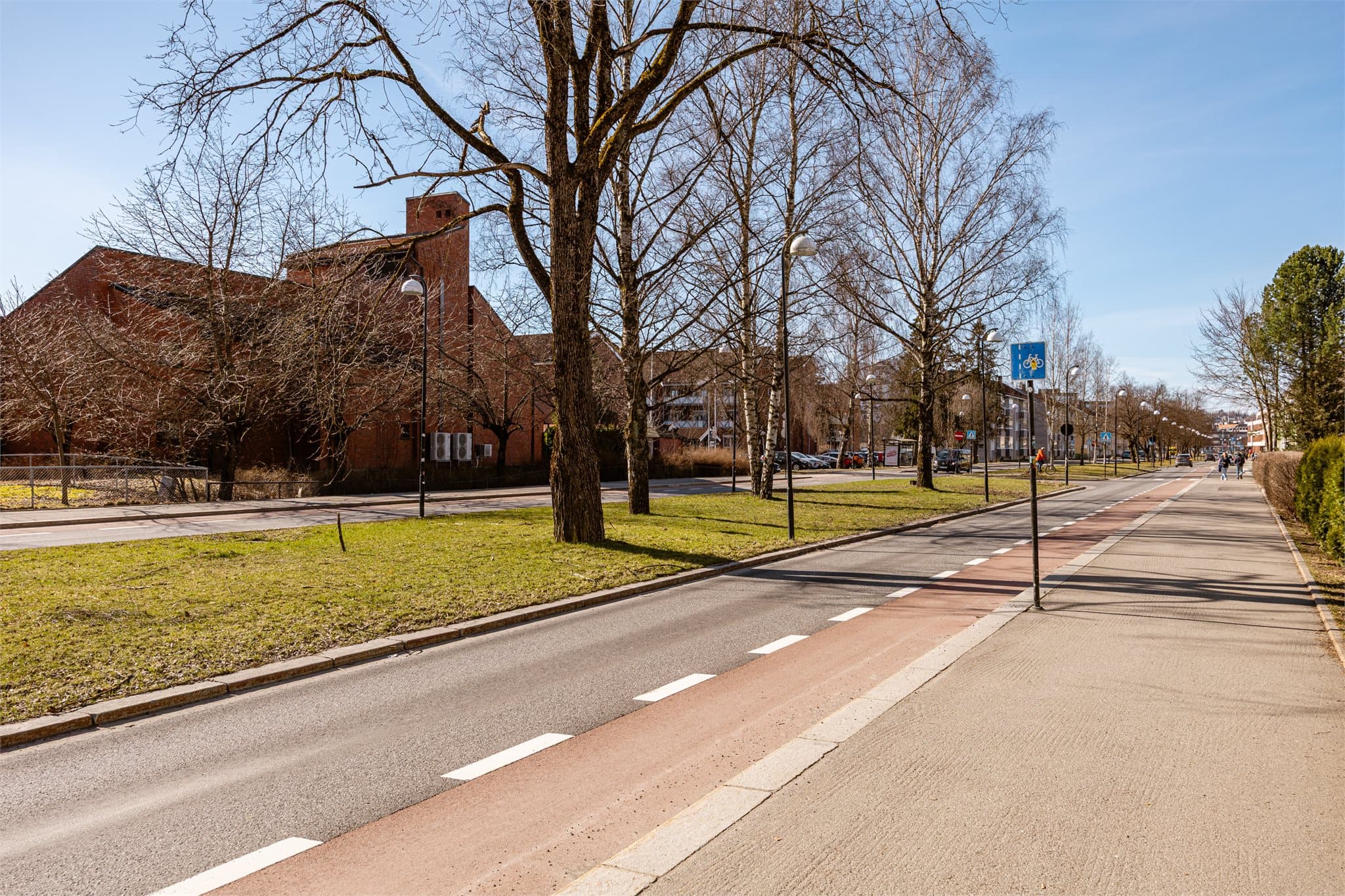 Kollektivtilbudet er svært godt, med både buss og tog i umiddelbar nærhet. Nærmeste bussholdeplass ligger kun et par minutters gange fra boligen, med forbindelser til blant annet Lillestrøm togstasjon.