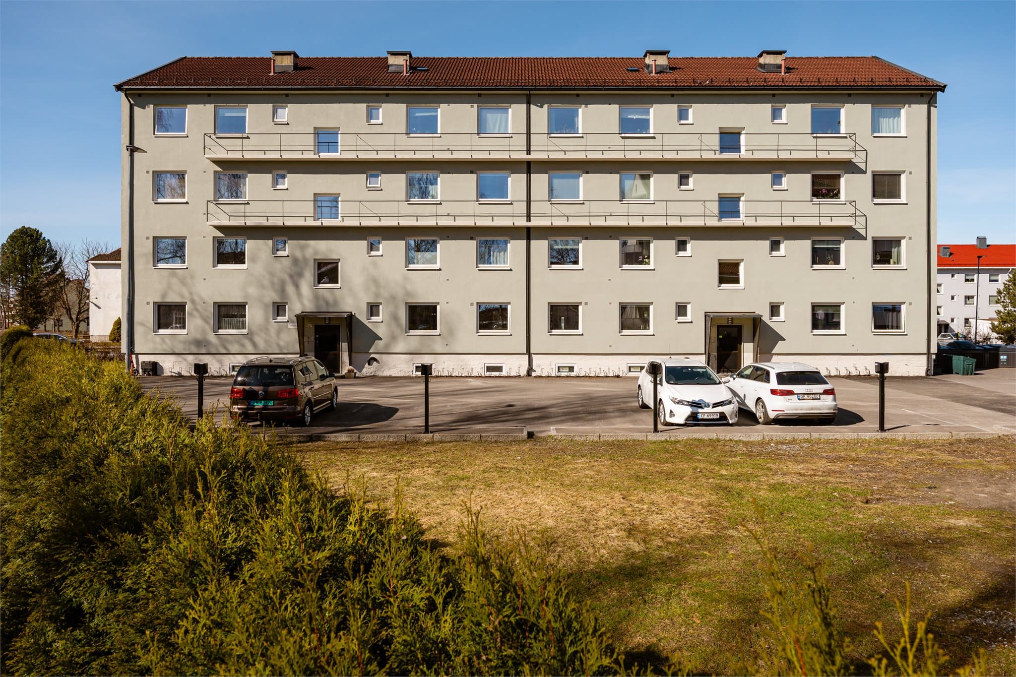 Boligen har en attraktiv beliggenhet i et moderne og sentrumsnært område i Lillestrøm, med kort vei til både kollektivtransport og et bredt utvalg av byens tilbud.