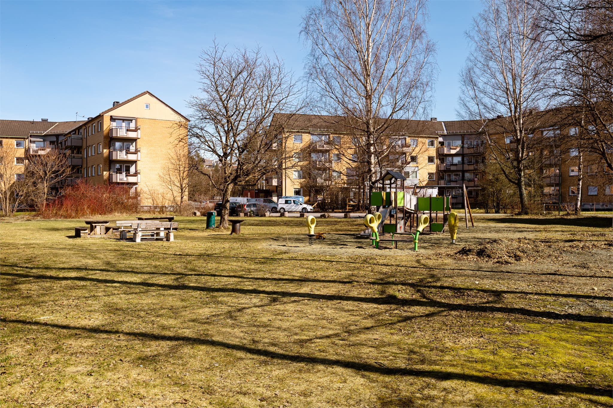 Områdene rundt byr på hyggelige parker og lekeplasser for de minste.