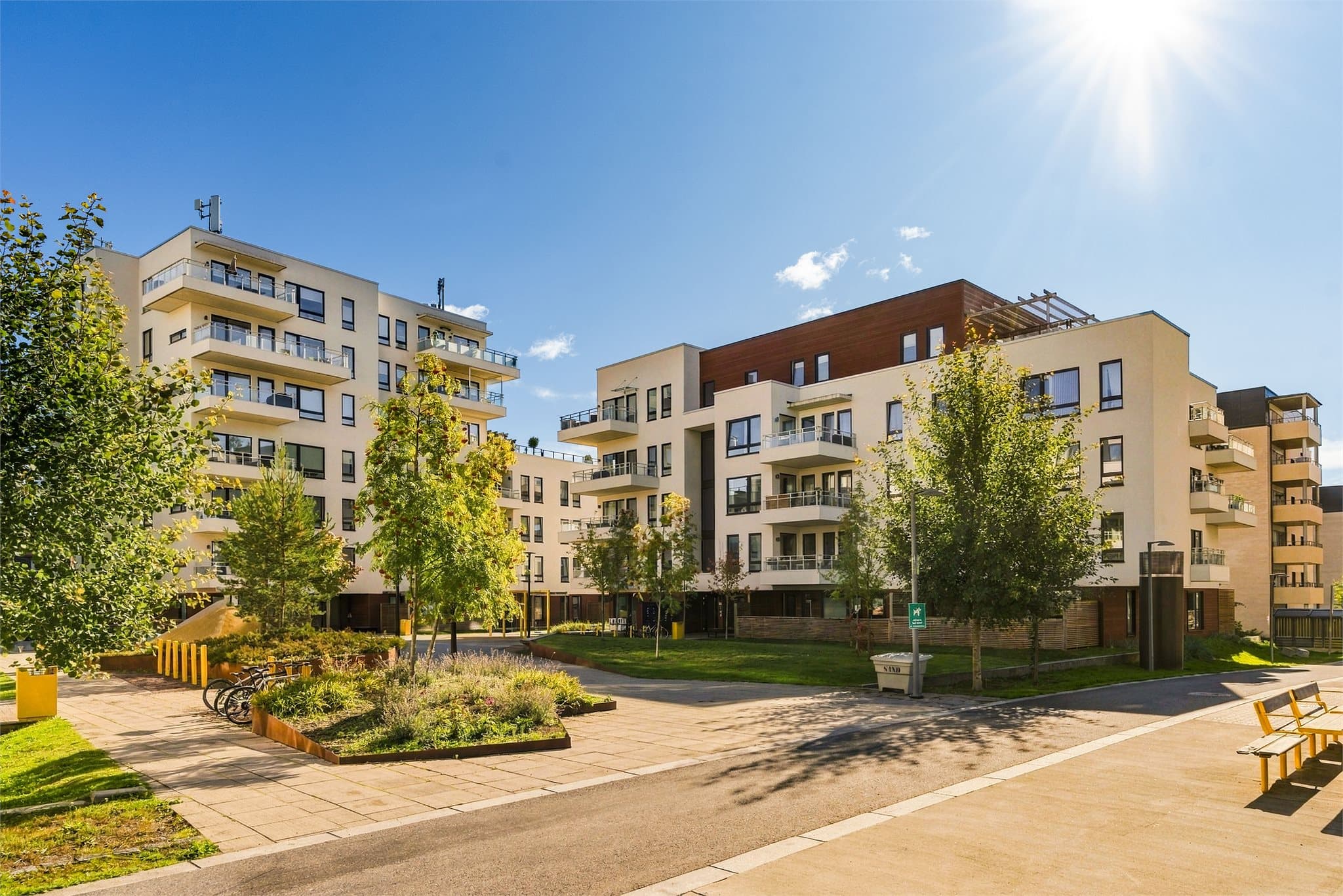 I Skårerbyen bor du sentralt med umiddelbar gangavstand til alle servicetilbud du måtte trenge i hverdagen!