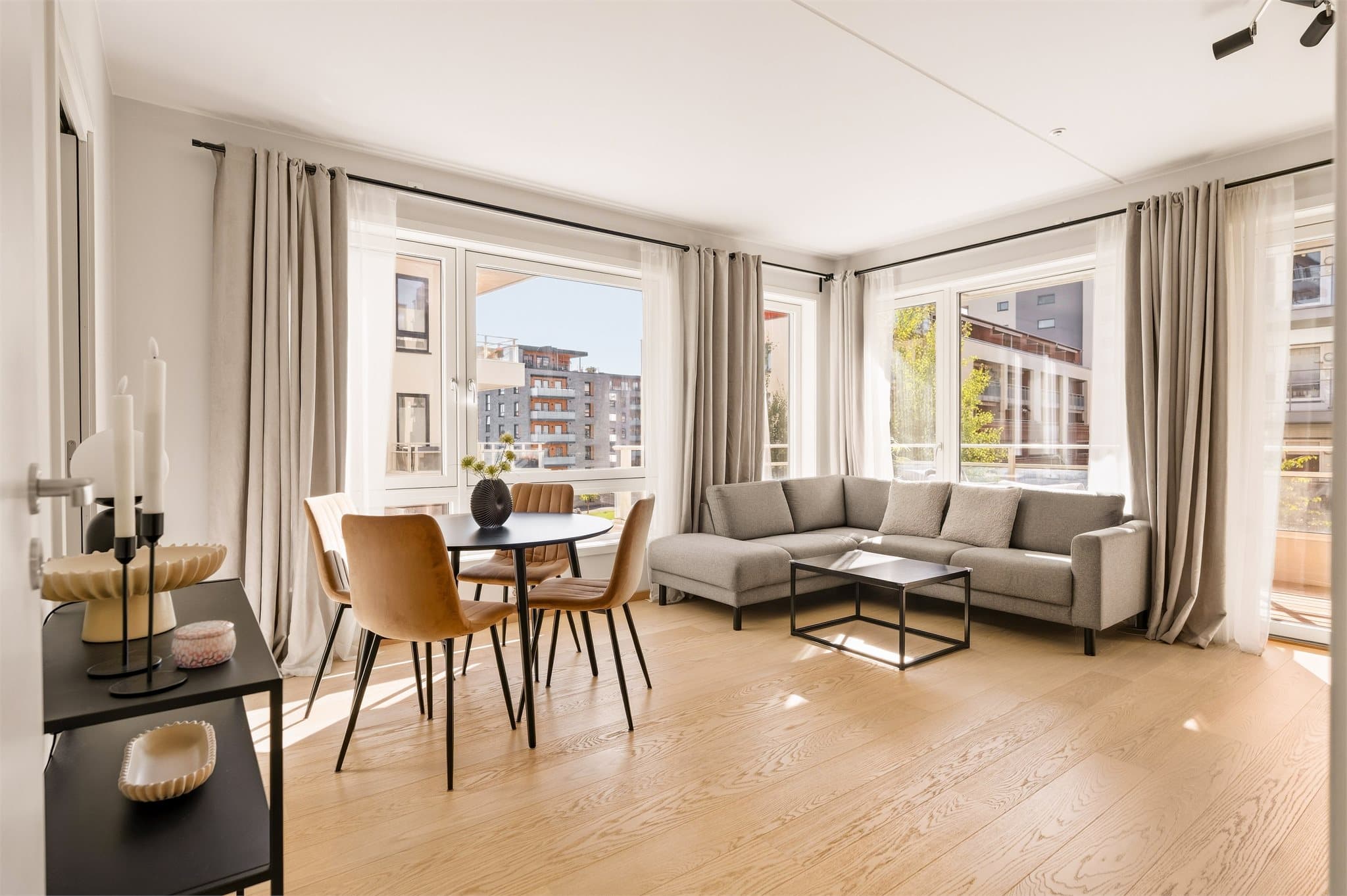 Gode muligheter for både sofa- og spisegruppe.