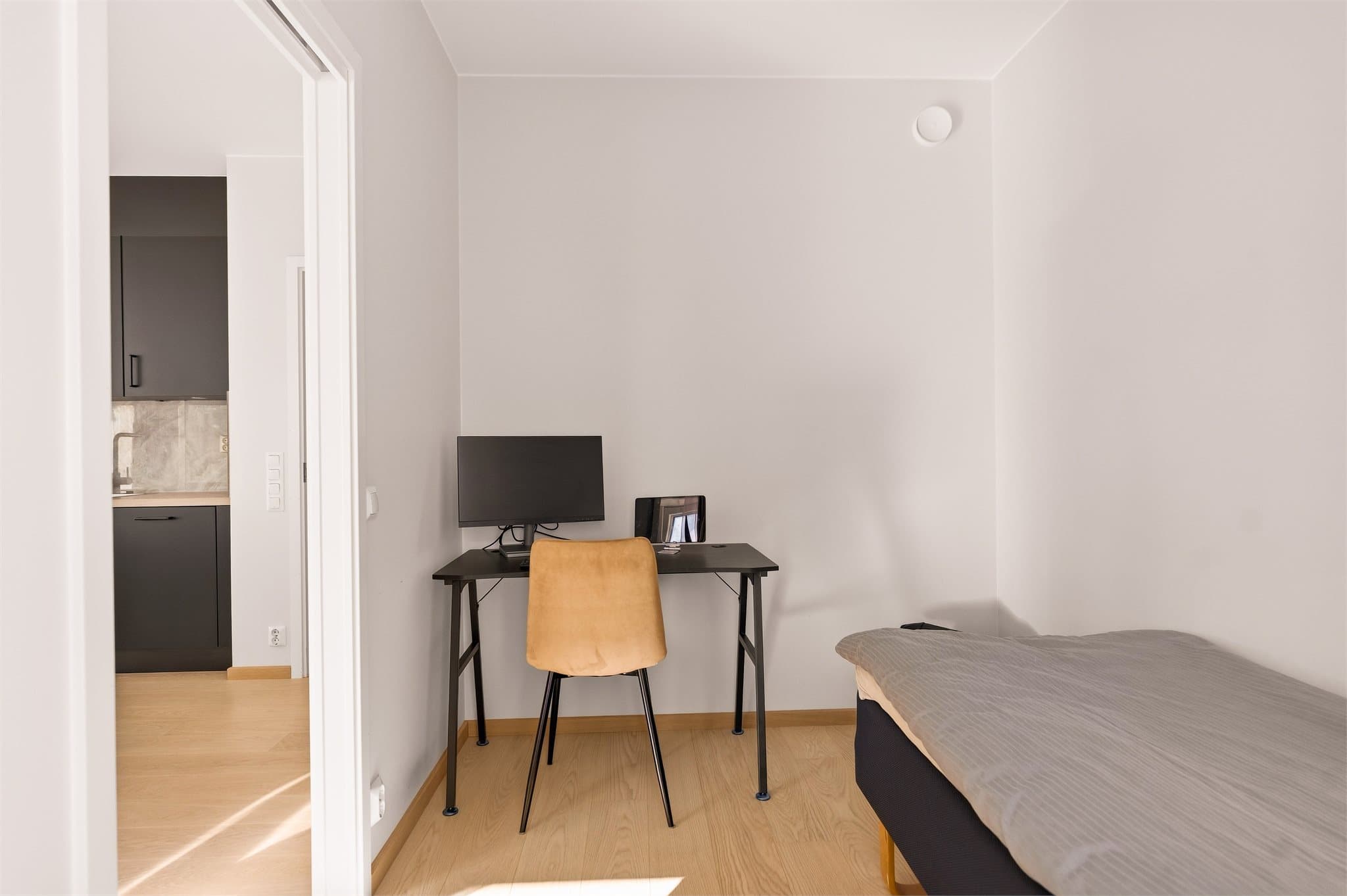Passer utmerket som gjesterom, kontor eller lignende.