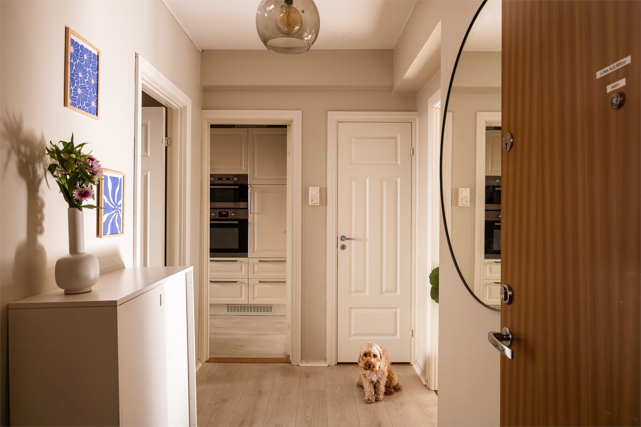 En innbydende entré med god plass til oppheng og møbler for oppbevaring. Det er tillatt med dyr.