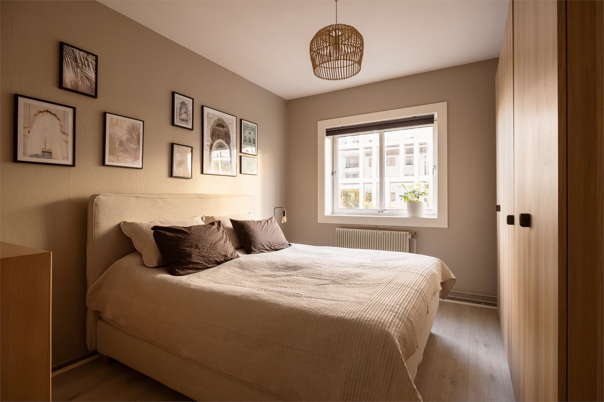 Et romslig soverom med god plass til dobbeltseng.