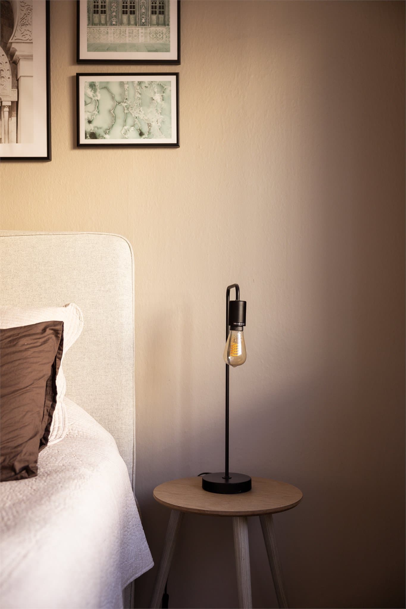 Rommet er malt i delikate farger og har en pen enstavs-laminat på gulv, som resten av boligen.