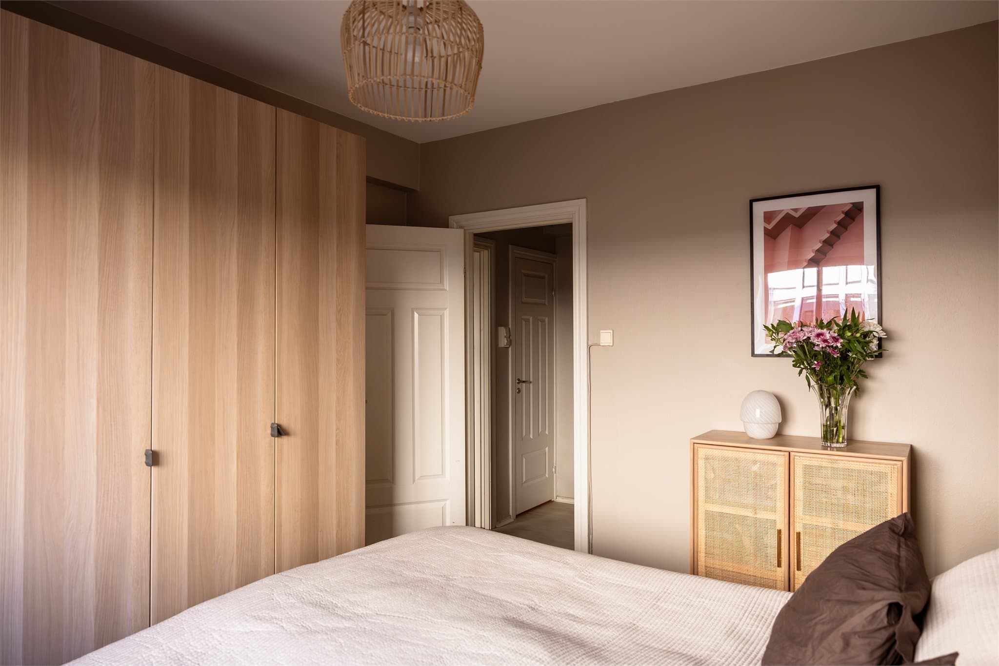 Soverommet har god plass til oppbevaring av klær og diverse i stort garderobeskap langs hele veggen.