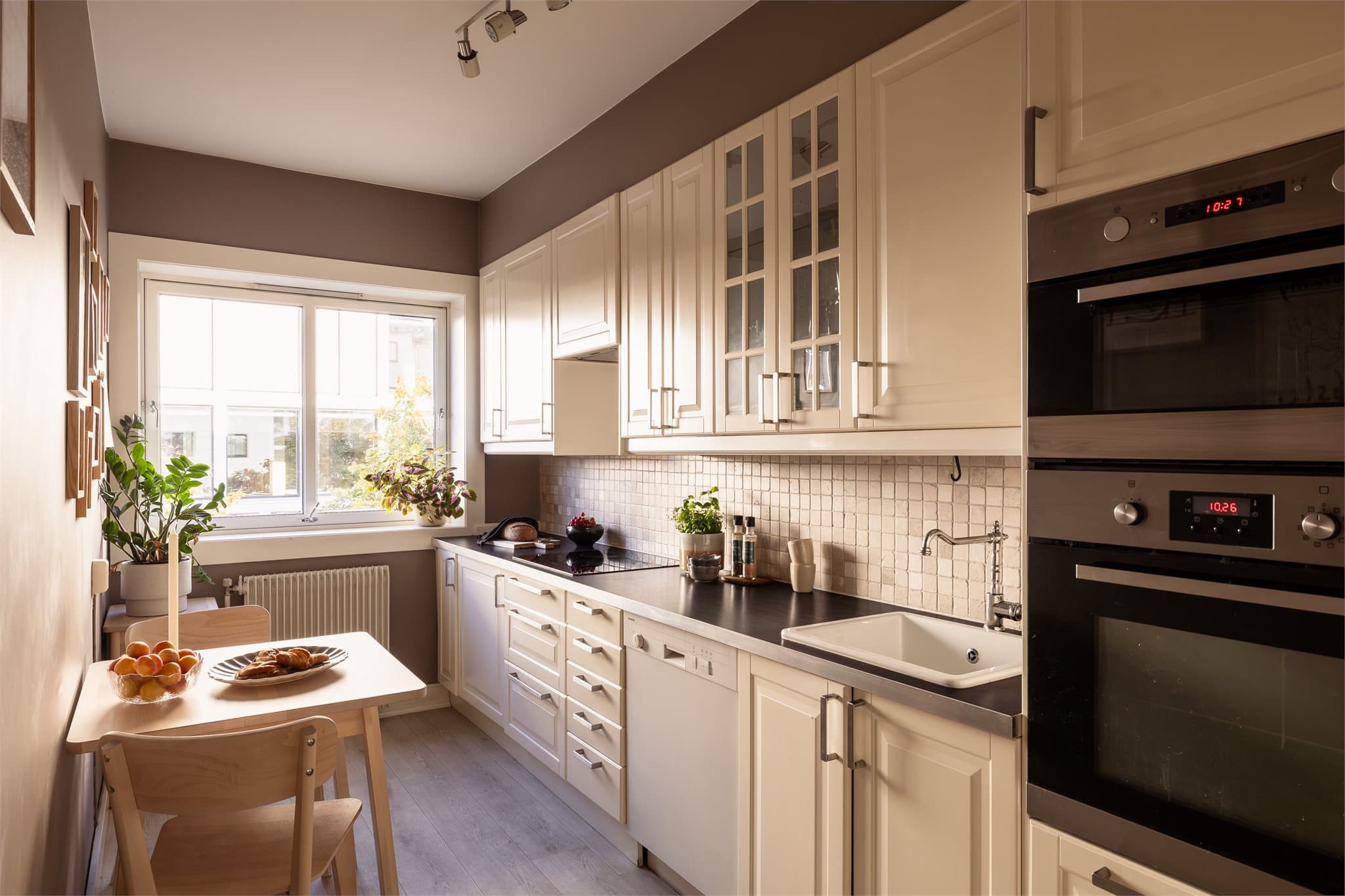 Et utrolig hyggelig kjøkken fra 2014 med plass til frokostbord og fine profilerte fronter.