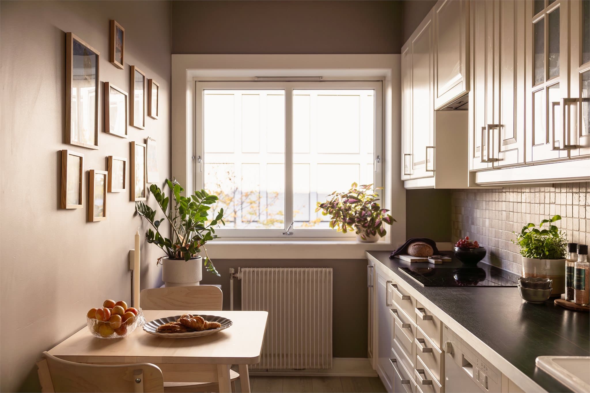 Her har du god skap- og benkeplass som gir masse rom for større middagsselskaper.