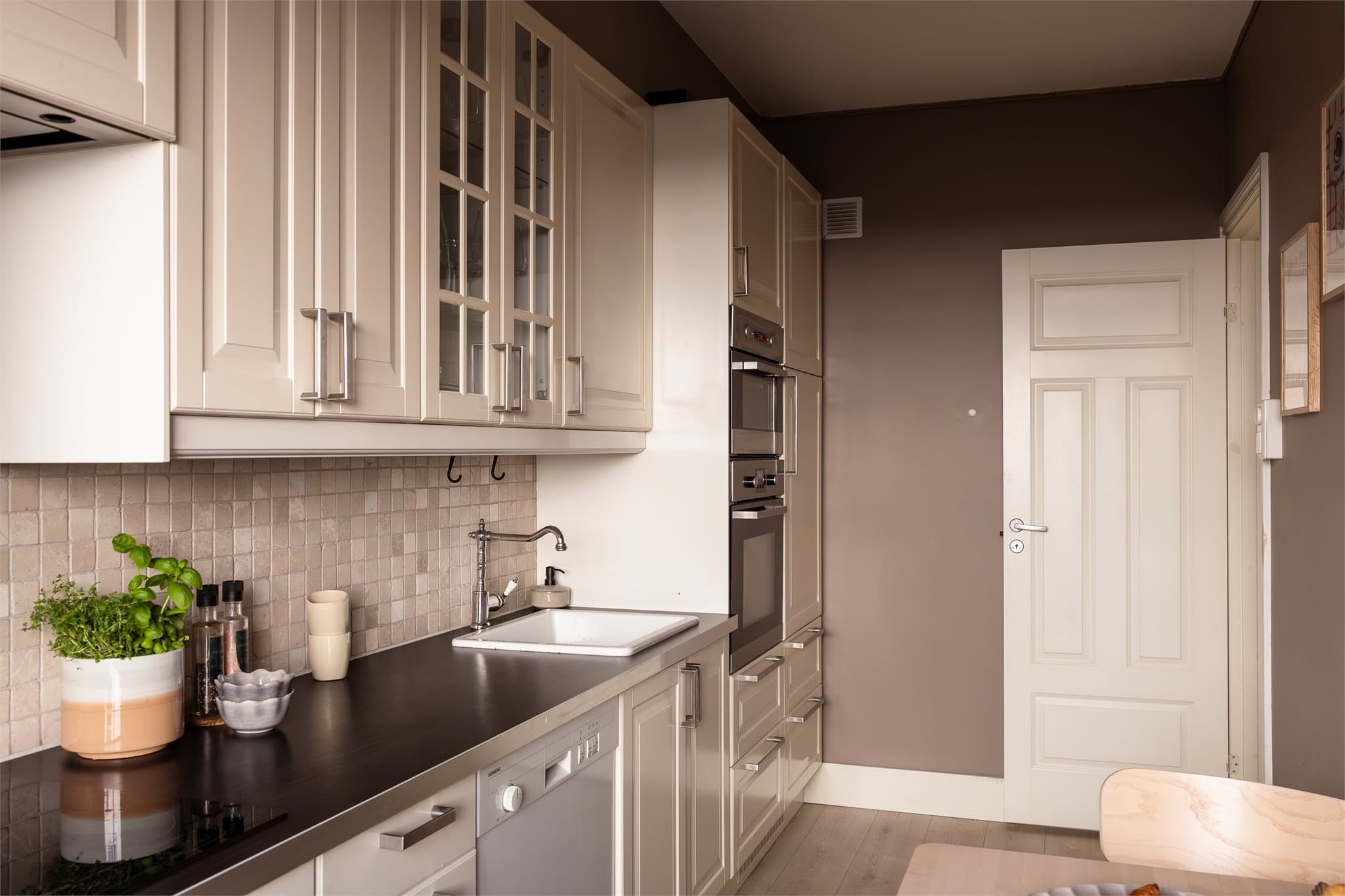 Det er integrert stekeovn og mikrobølgeovn i høyden. I tillegg er det integrert kjøleskap, koketopp og egen oppvaskmaskin. Hvitevarene på kjøkkenet medfølger salget.