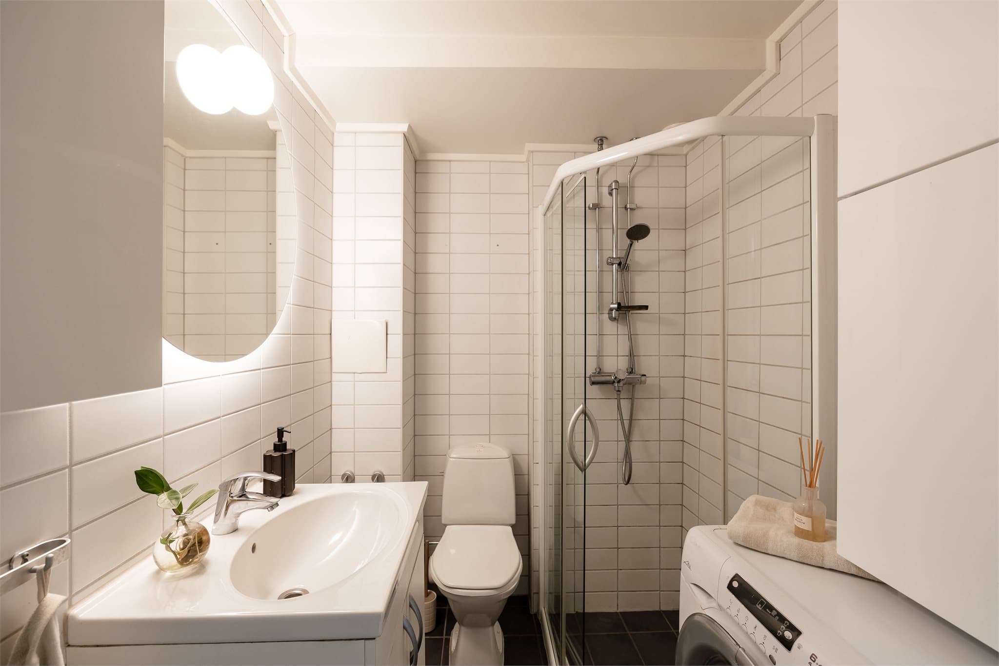 Baderommet ble pusset opp i regi av aksjelaget i 2007 og har varme i gulvet. Det er også opplegg for vaskemaskin.