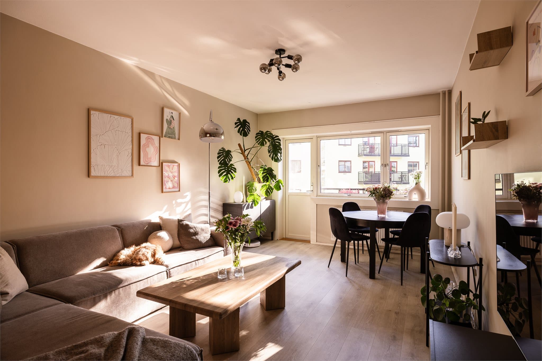 Boligen har en meget romslig stue med god plass til både stor sofagruppe og spiseplass for middagsgjester.