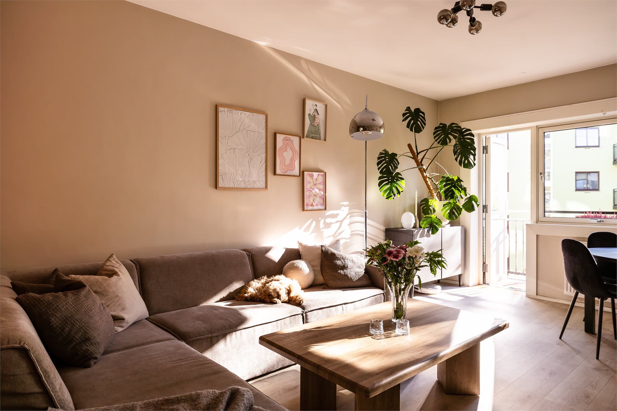 En stor og lys 2-roms med separat kjøkken og solrik balkong.