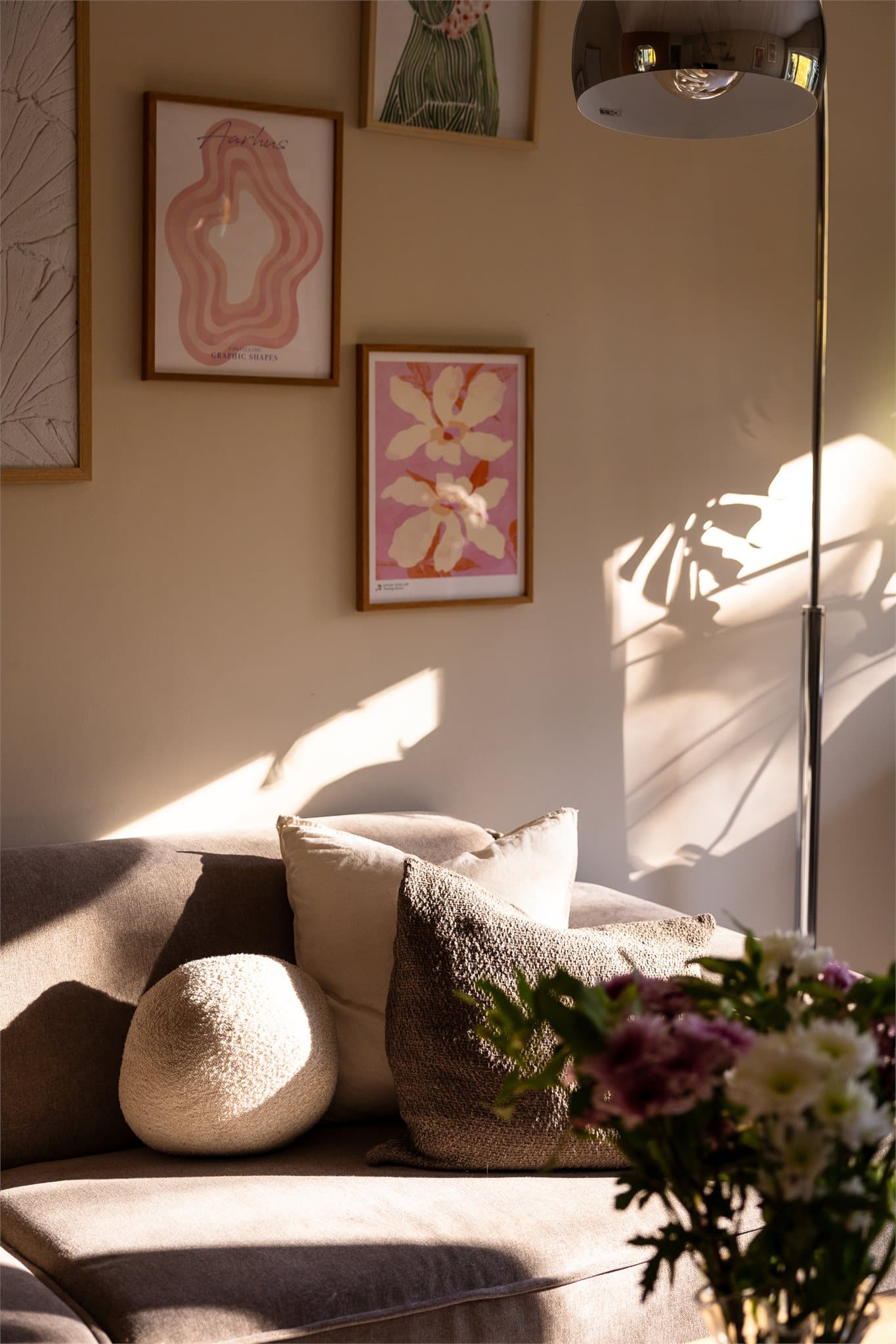 Boligen får fantastisk lys gjennom store vindusflater på stuen.