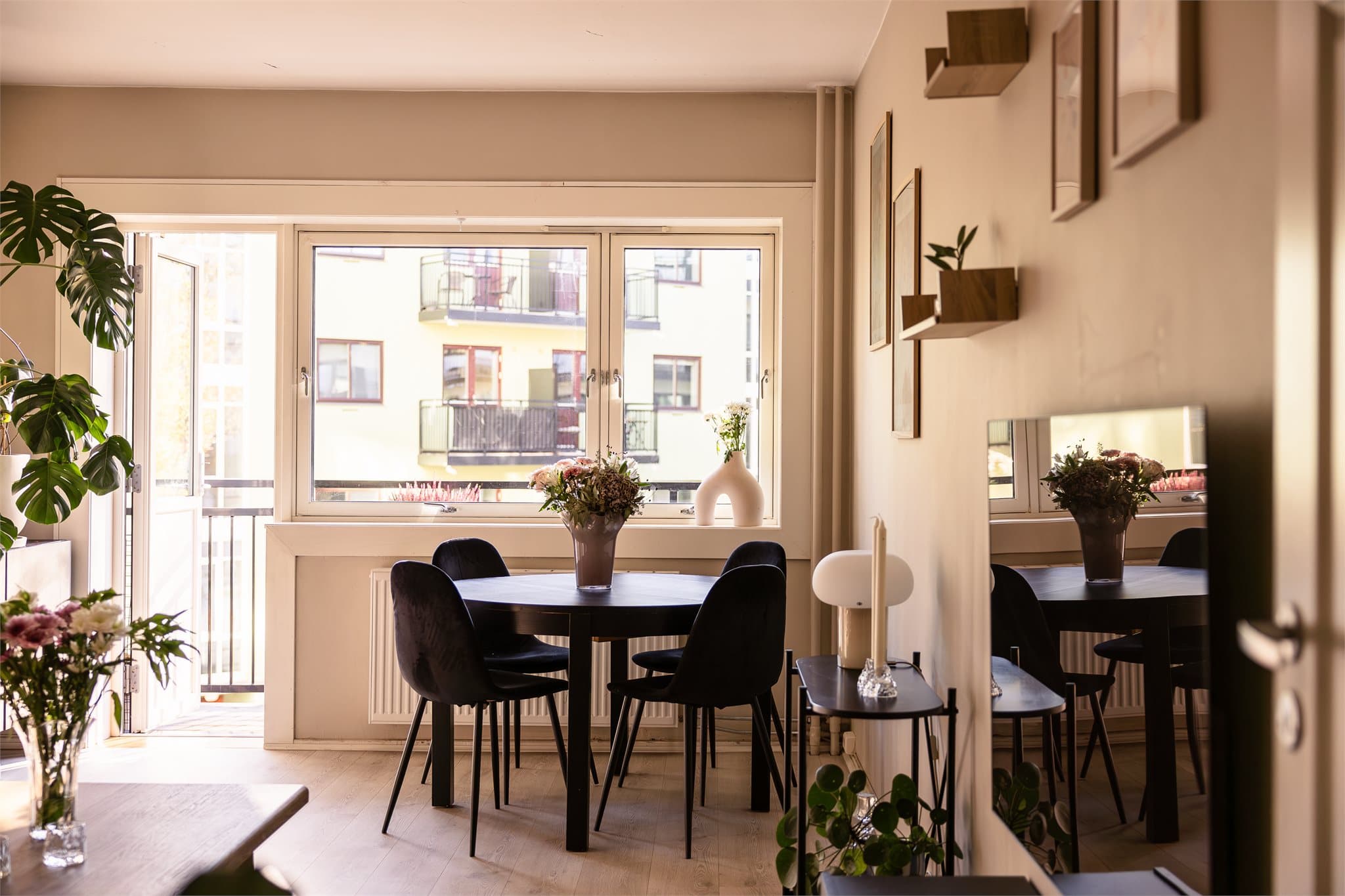 Det er oppvarming via radiatorer i stuen som gir en behagelig og jevn temperatur gjennom de kalde årstidene.