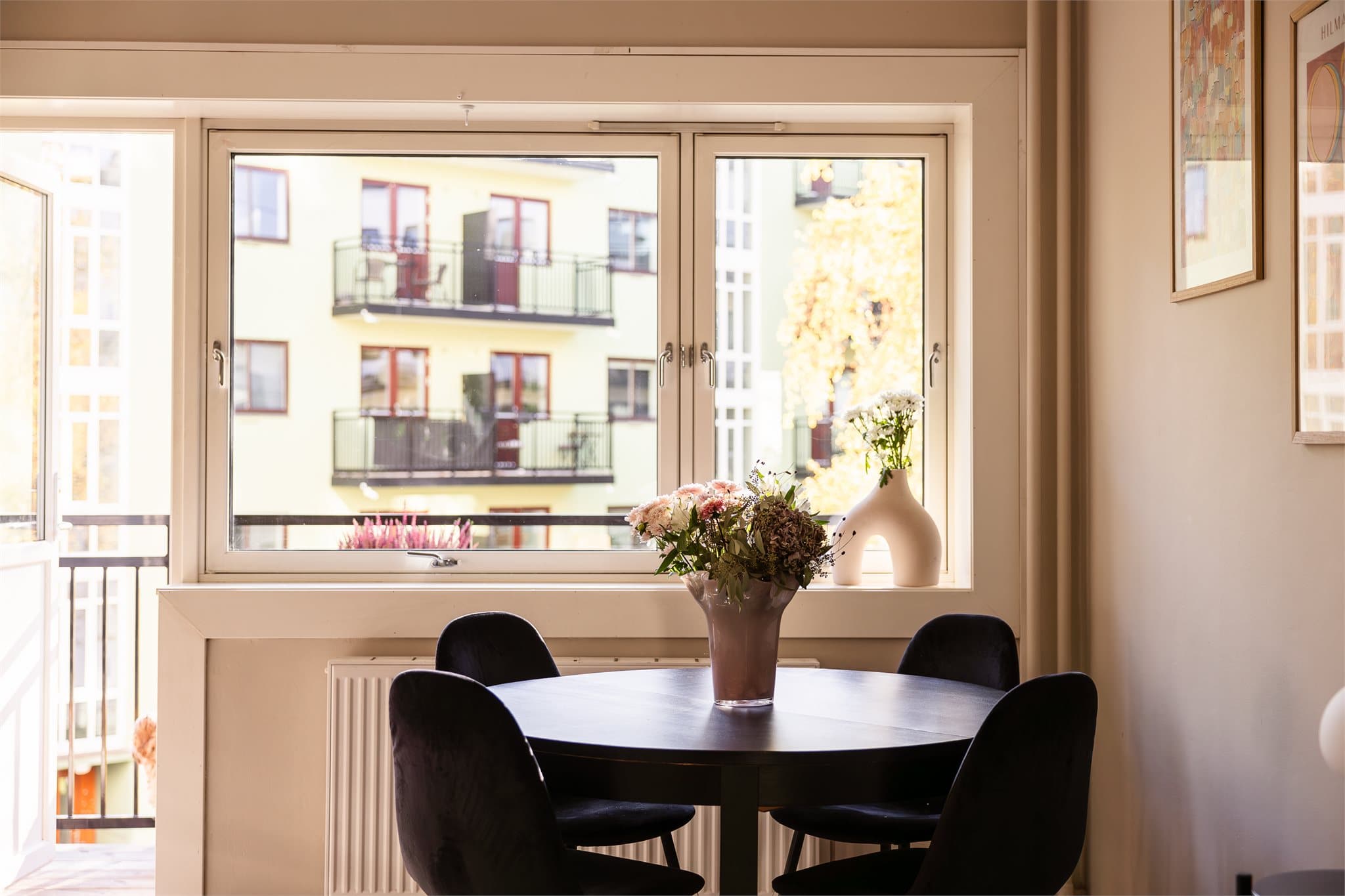 Her er det god plass til både rundt og rektangulært spisebord for fire eller flere gjester.