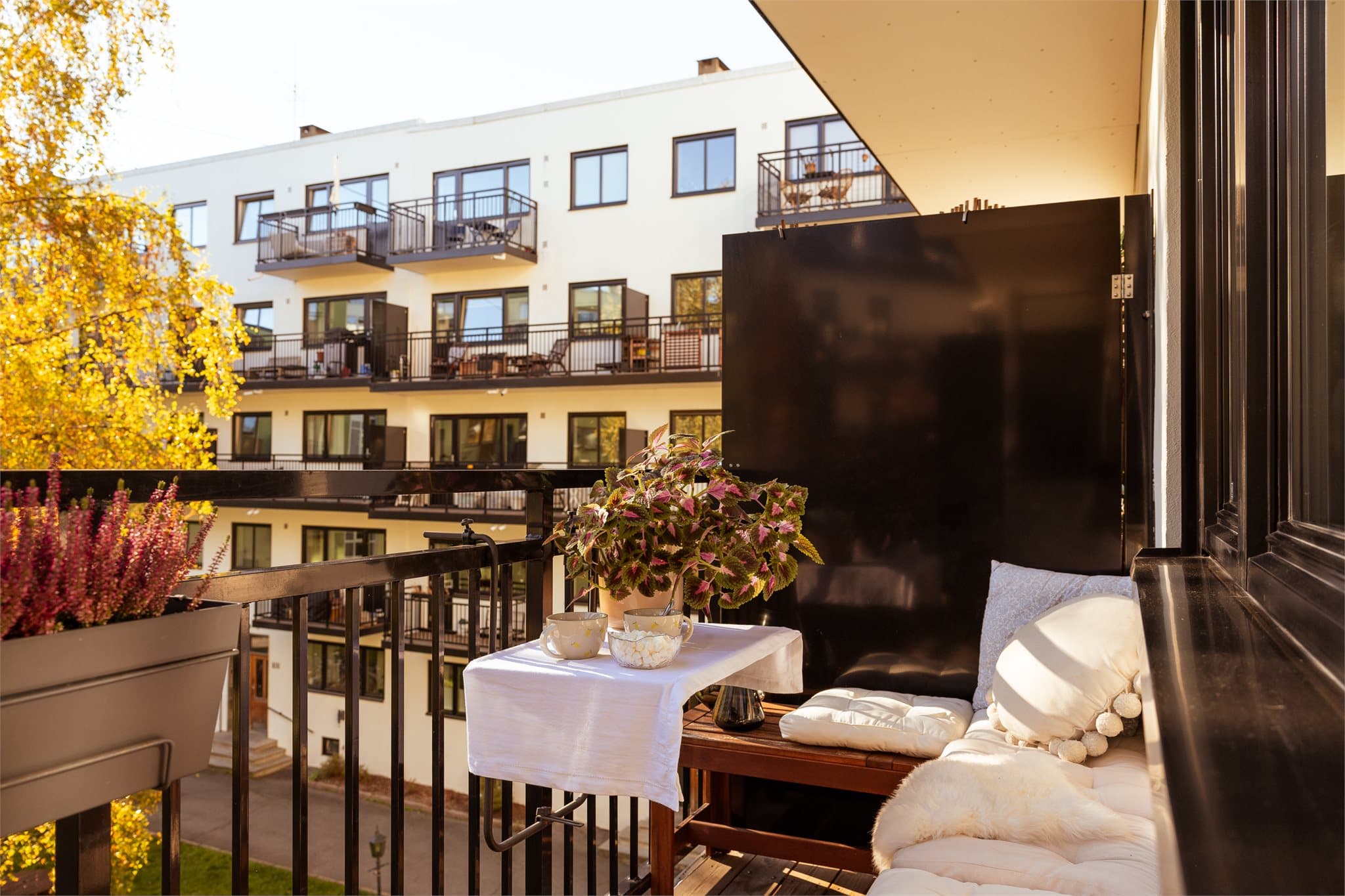 Her har du hyggelig utsikt ut mot skjermet og rolig bakgård.