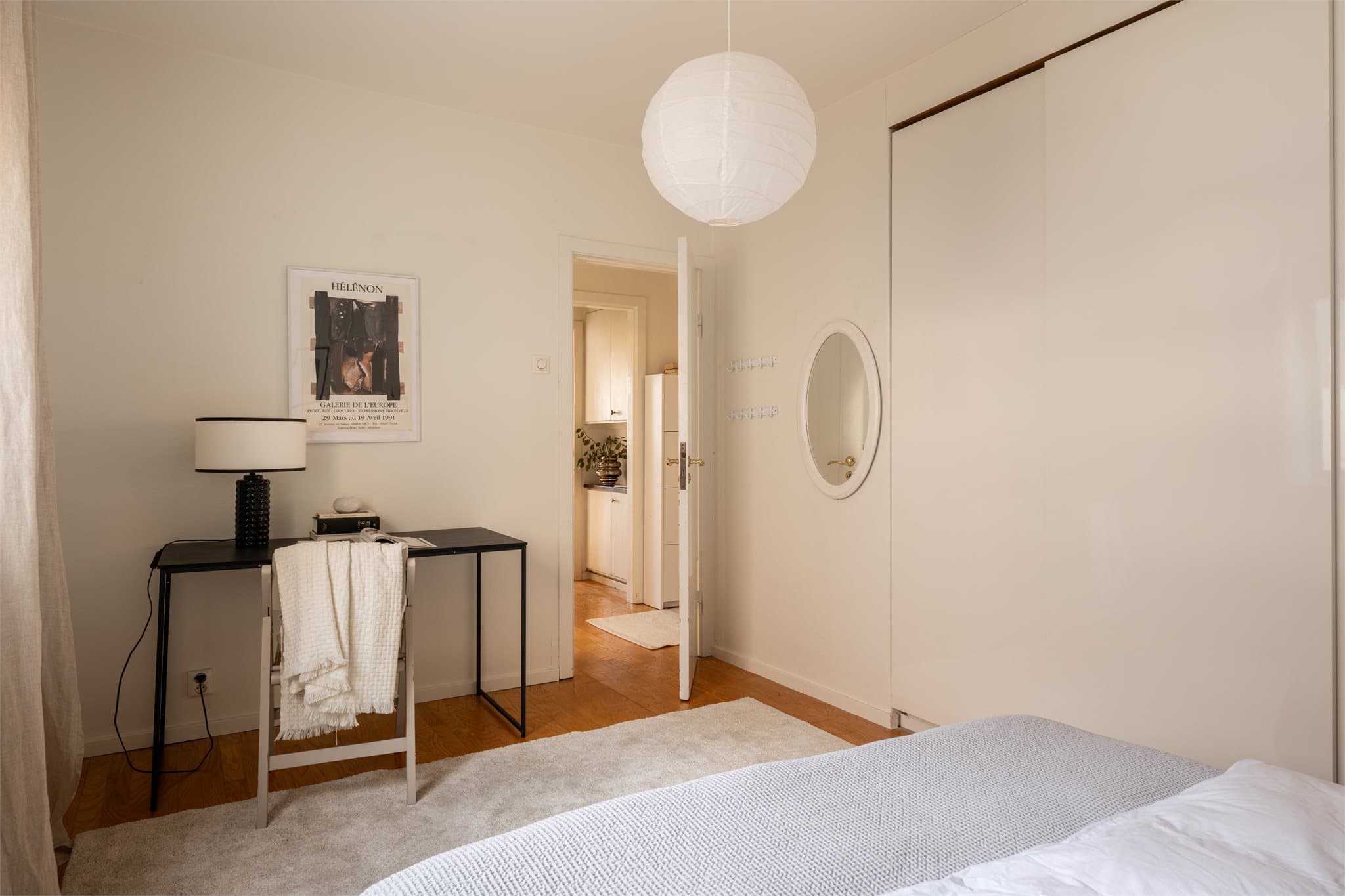 Rommet har også plass til en kontorpult eller en lesekrok ved vinduet.