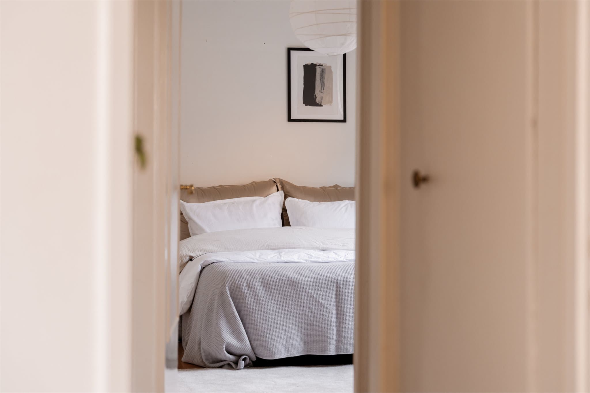 Innsyn til Soverom ll fra gangen.