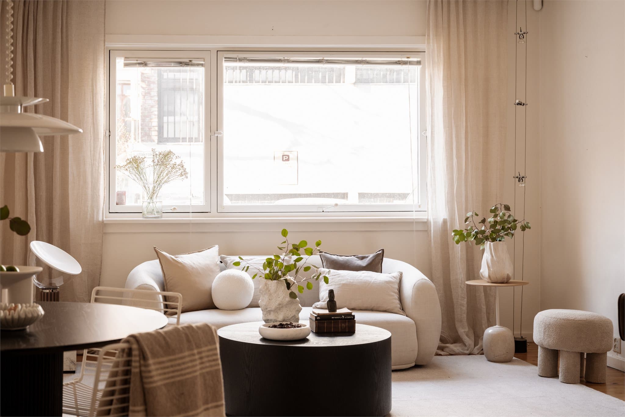 Store vindusflater slipper inn rikelig med naturlig lys og skaper en behagelig atmosfære.