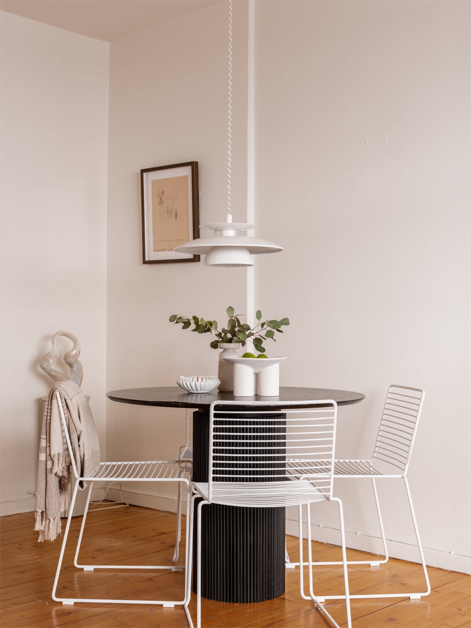 Stuen har plass til koselig spisebord og stoler.