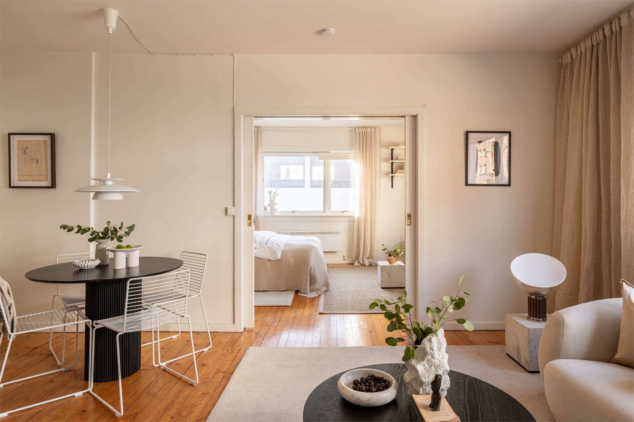 Leiligheten har en rominndeling som er typisk for byggeperioden på 1950-tallet, med en blanding av originale detaljer og nyere oppgraderinger.