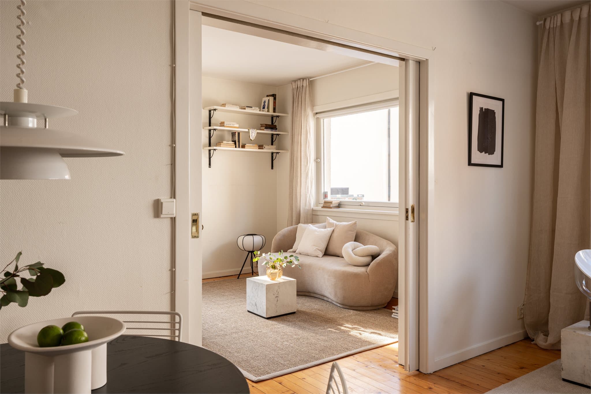 Spisestuen, som ligger i tilknytning til stuen, er i dag innredet og benyttes som et soverom.