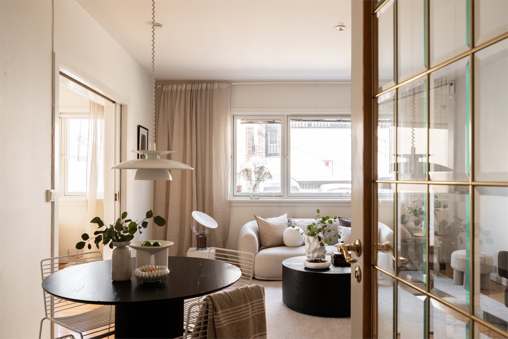 Leiligheten har en fleksibel planløsning som gir flere innredningsmuligheter, og rikelig med lysinnslipp fra tre sider.