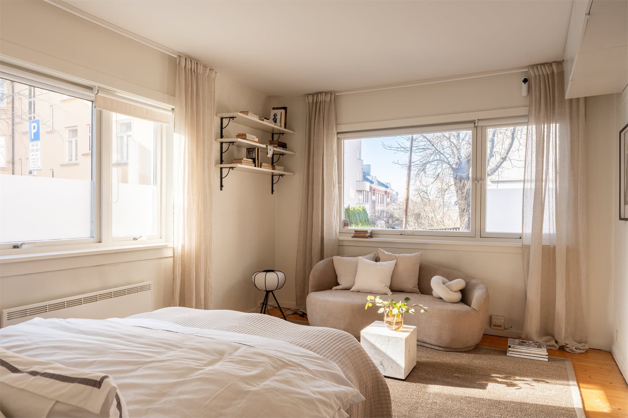 Rommet har vinduer mot to sider, som gir et eksepsjonelt godt lysinnslipp.