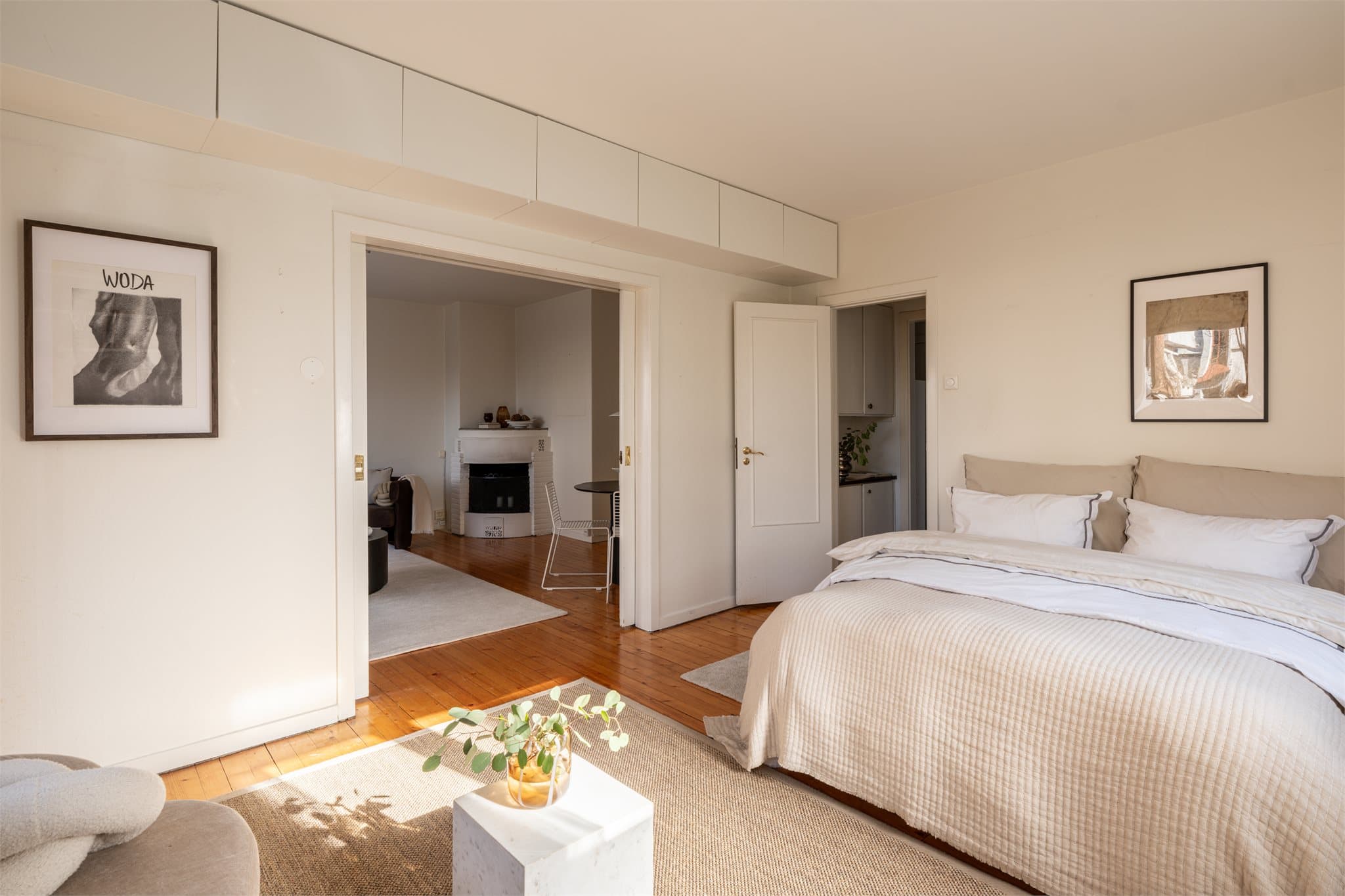 Praktisk overskapsløsning gir ekstra, skjult oppbevaringsplass.