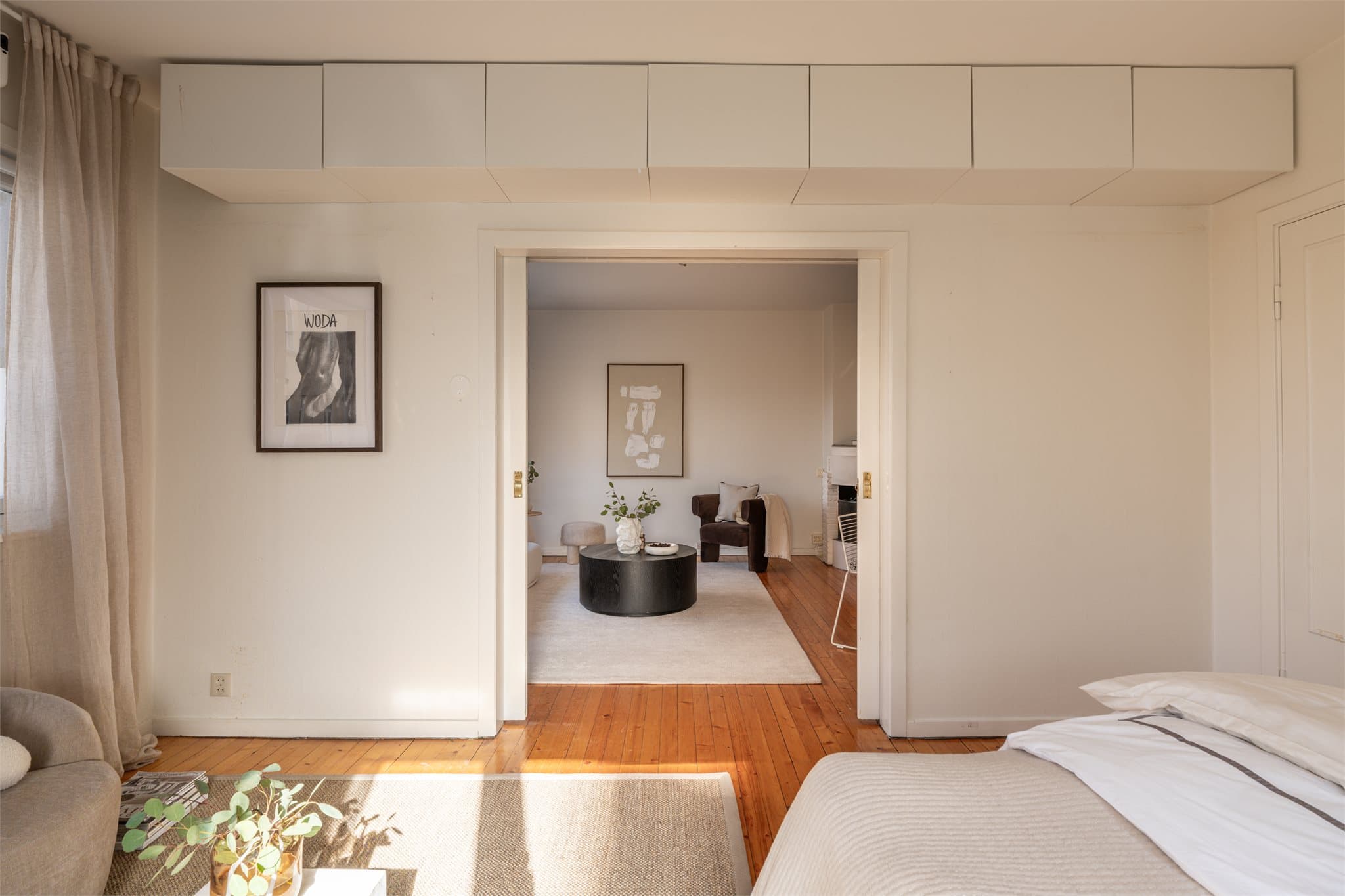 En gjennomført stil med lyse farger og naturlige materialer går igjen i hele leiligheten.