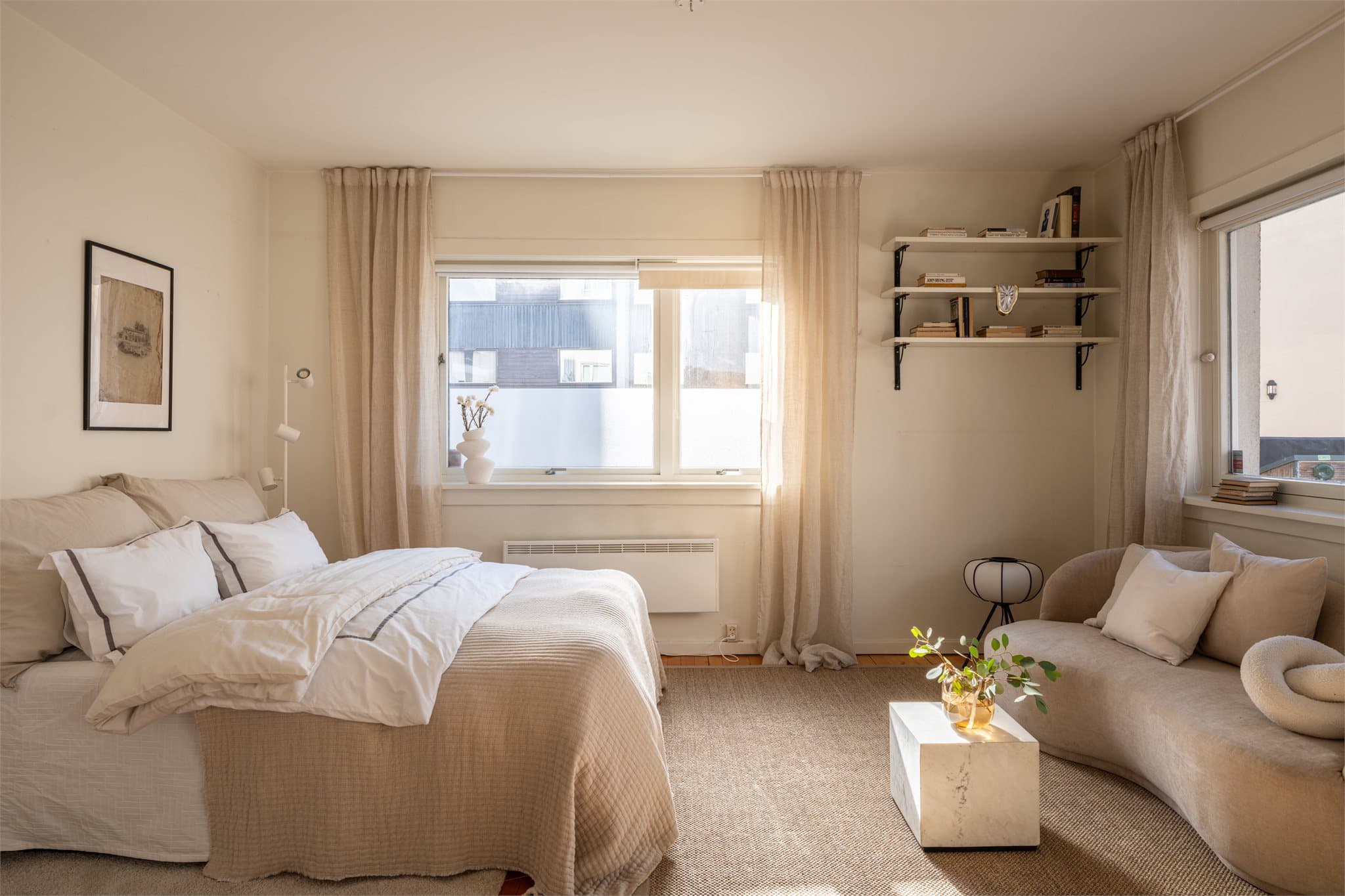 Hovedsoverommet er stort nok til å kombinere soveplass med en liten sittegruppe.