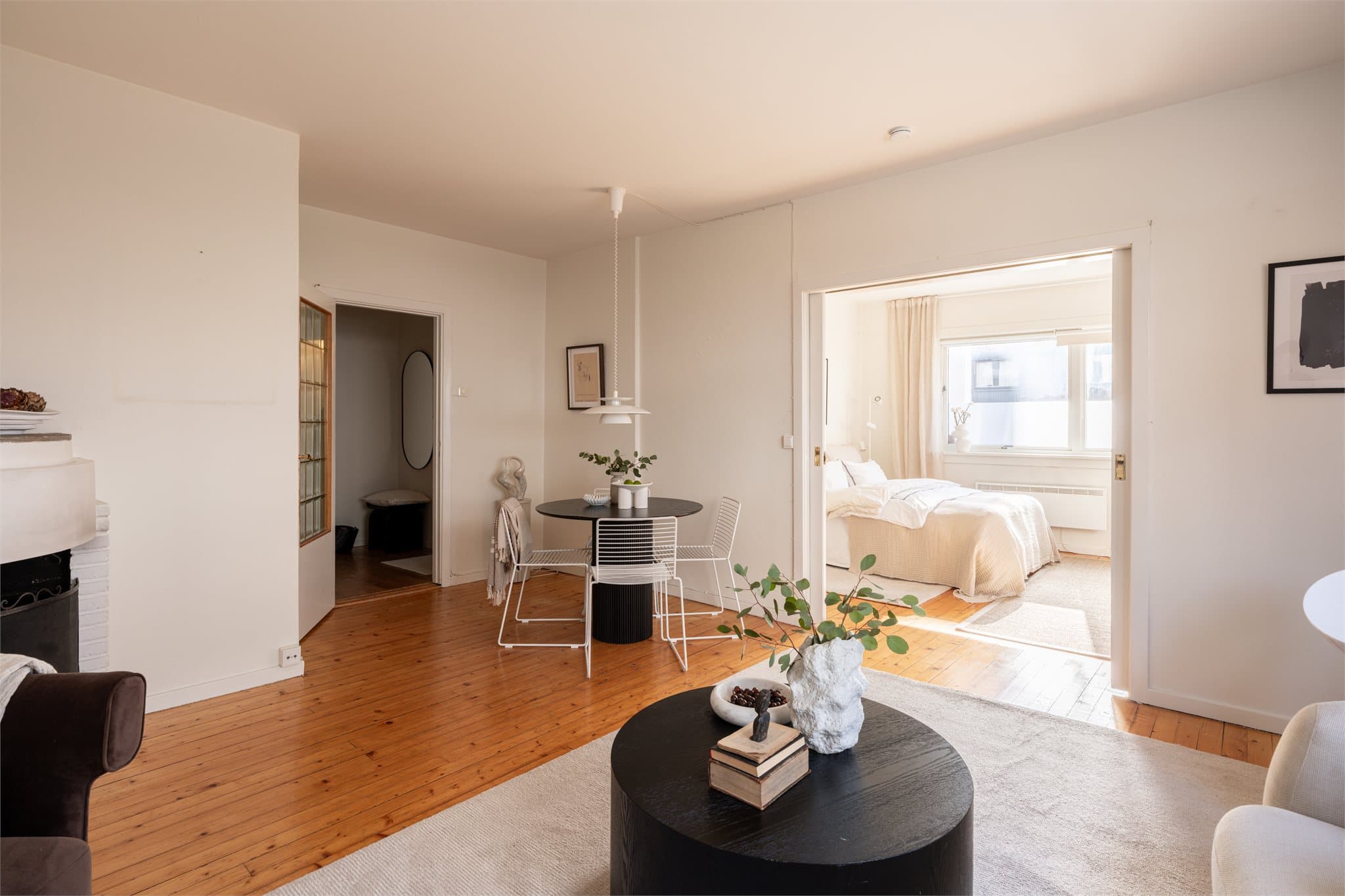 Her er det originale tregulv samt en takhøyde på rundt 2,6 meter.