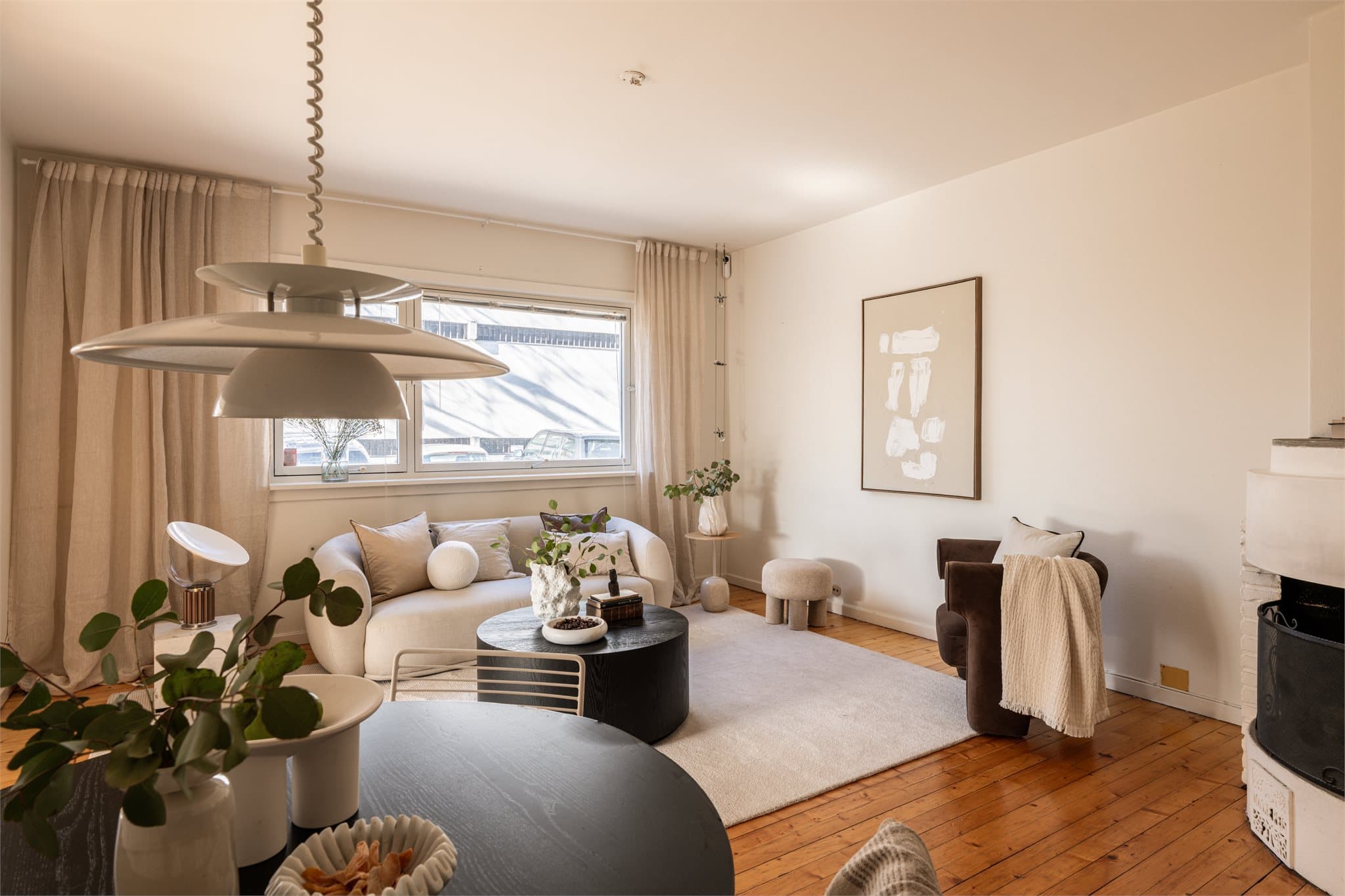 En attraktiv og innholdsrik 3-roms hjørne-/ og endeleilighet med en særdeles hyggelig beliggenhet på Uranienborg.