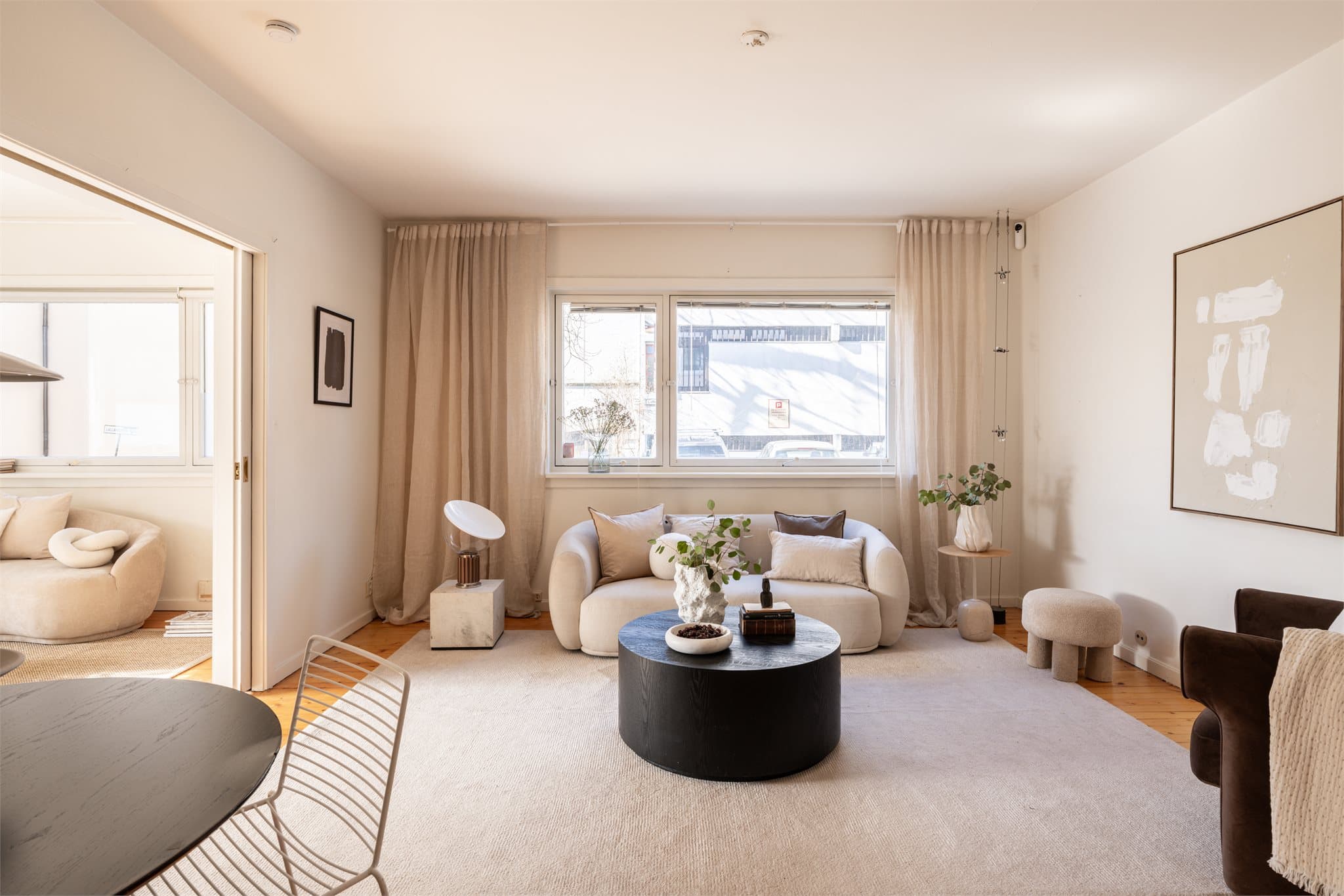 Stuen har en fin romfølelse, godt med lys og fleksible innredningsmuligheter.