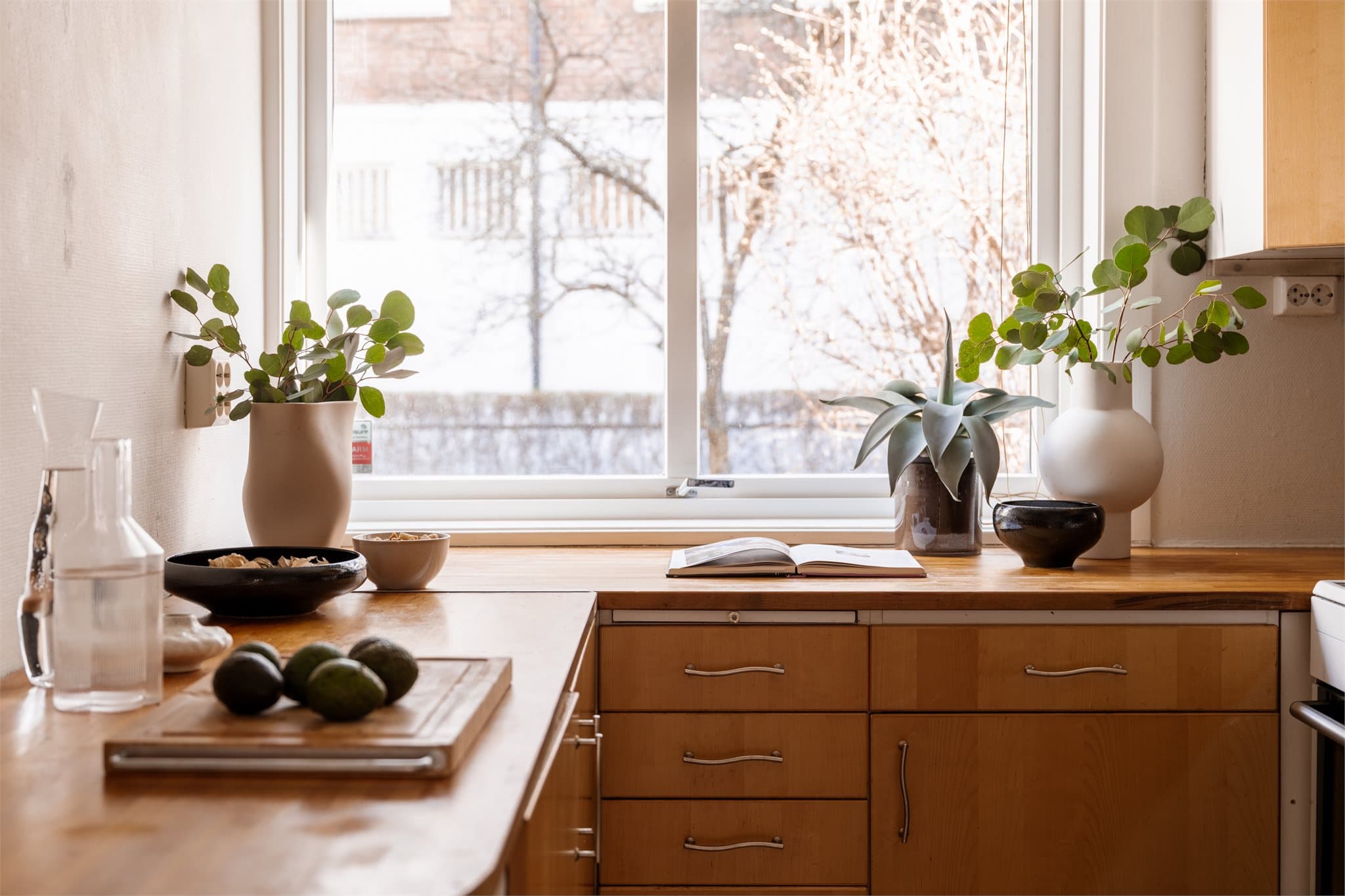 Det store kjøkkenvinduet gir godt med arbeidslys og et hyggelig utsyn.
