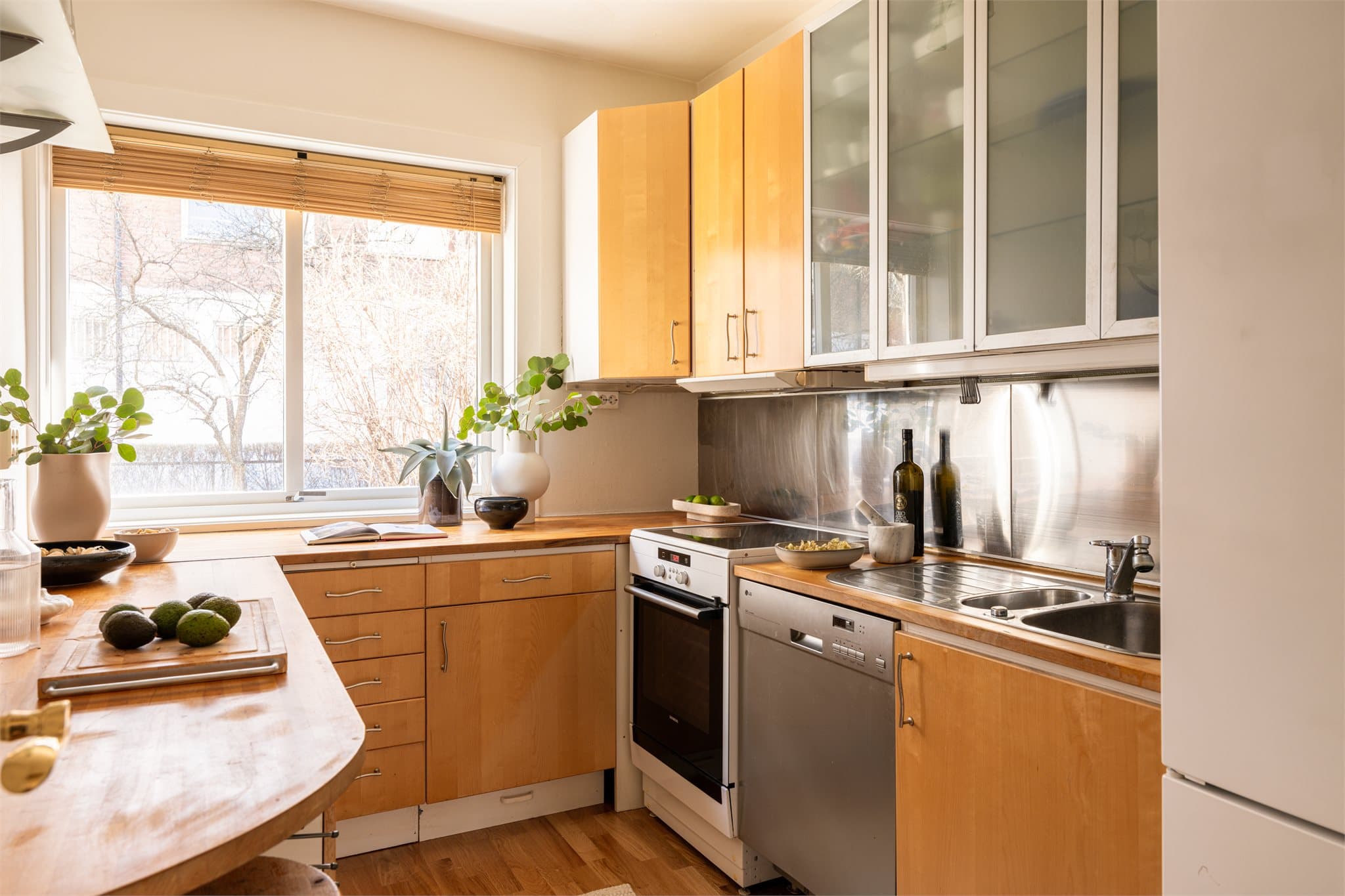 Kjøkkenet er et separat rom med en praktisk og arealeffektiv U-formet innredning, som gir rikelig med benkeplass og gode arbeidsforhold.