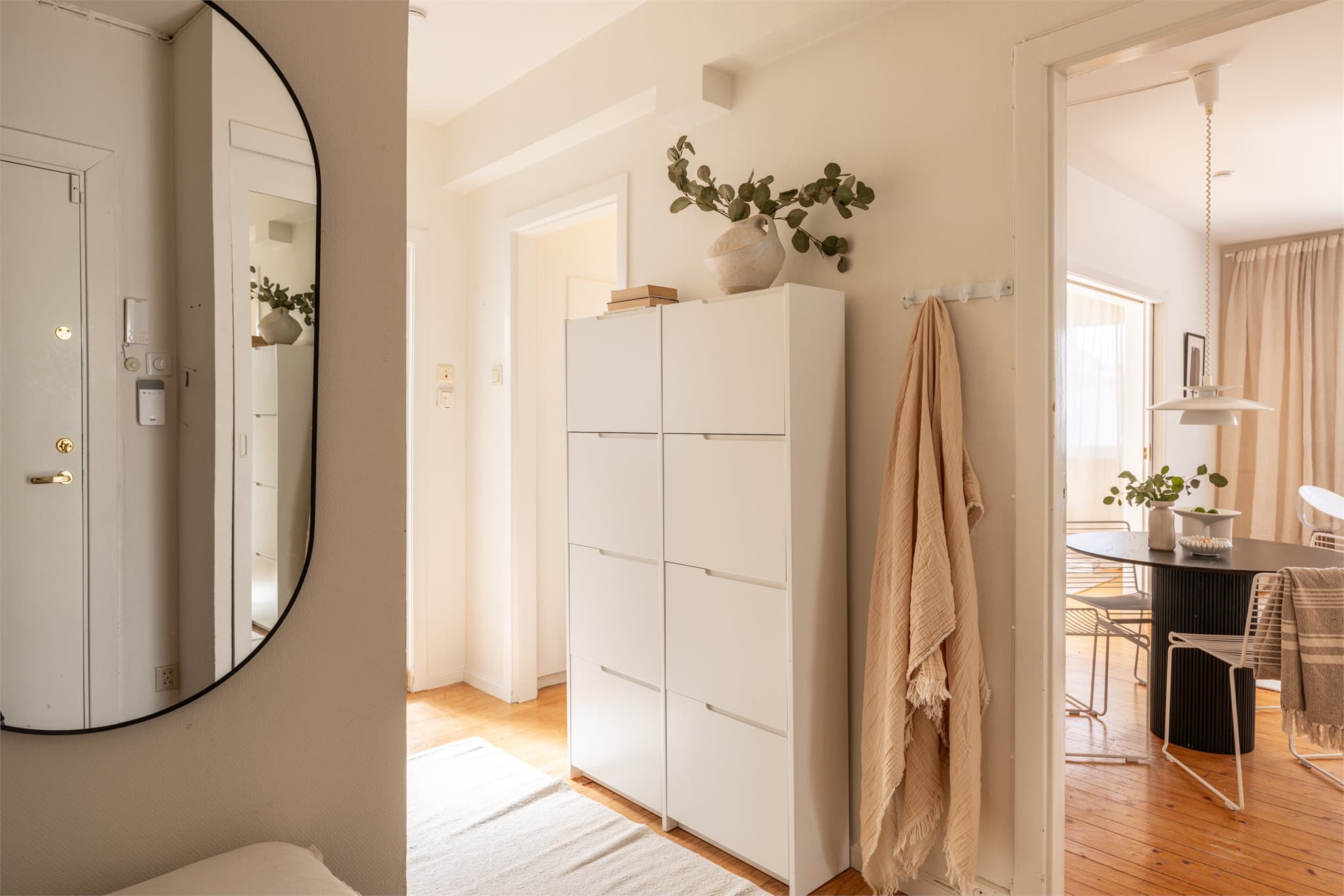 Fra entréen er det direkte tilgang til leilighetens øvrige rom.