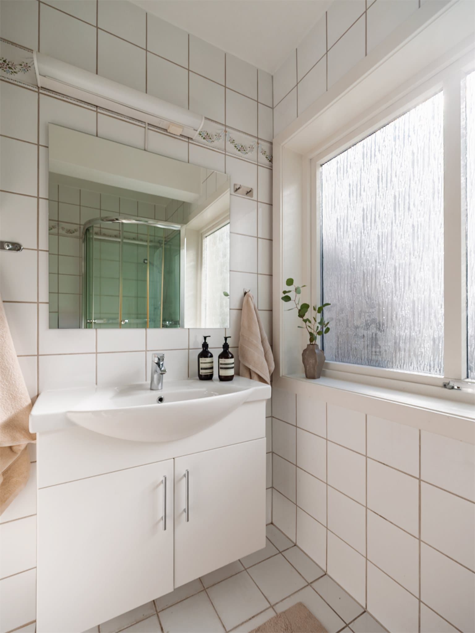 Badet har et stort vindu som gir godt med dagslys og mulighet for utlufting gjennom vindu og ventil.