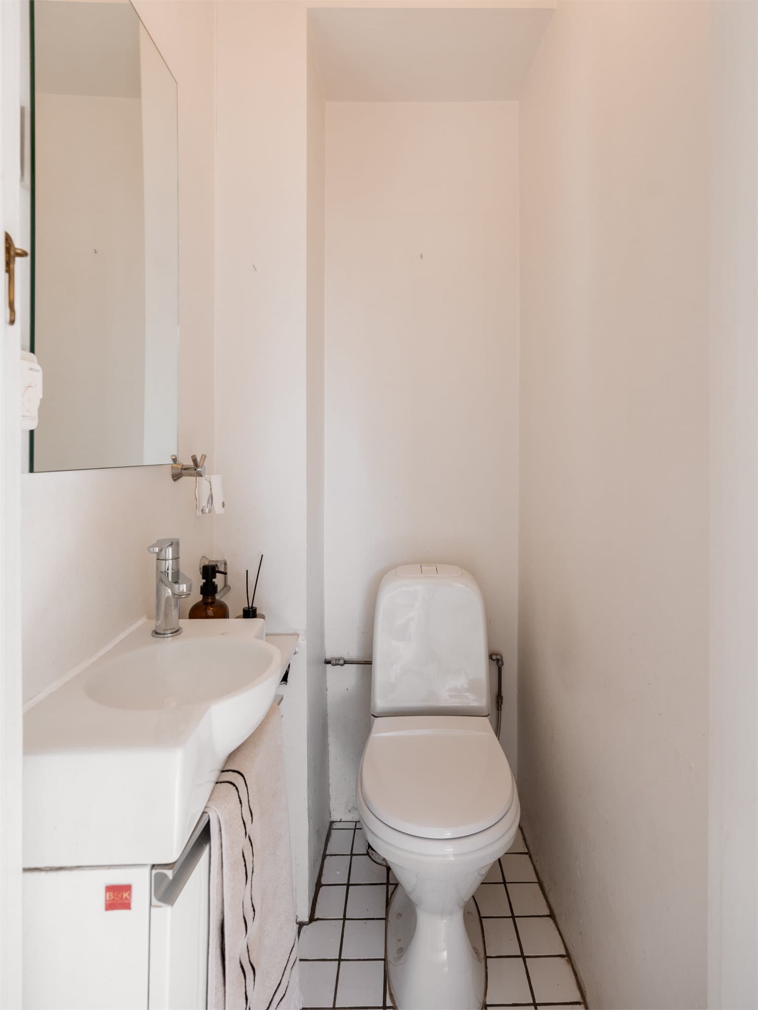 Praktisk, separat toalettrom i tilknytning til entréen.